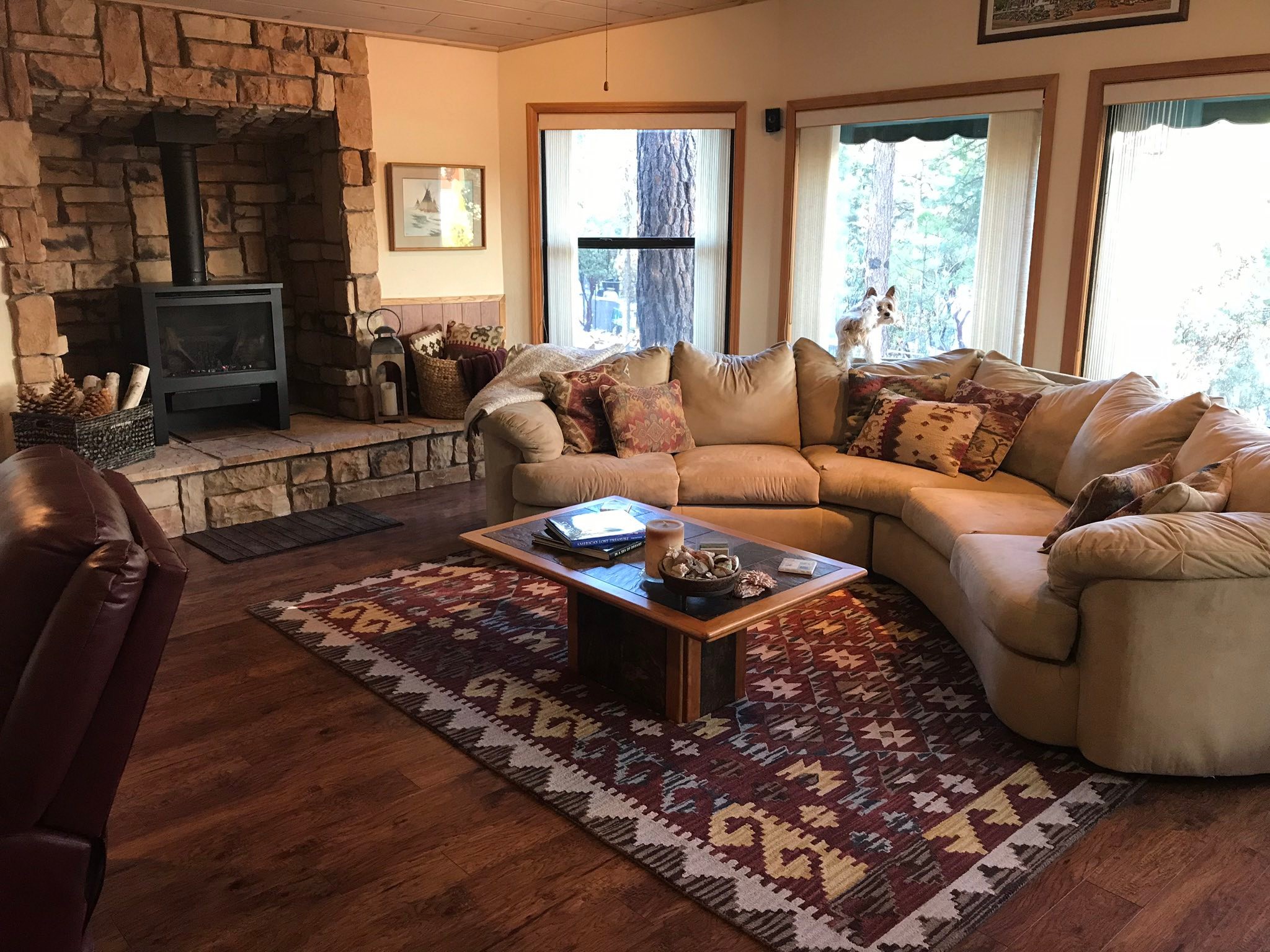 How to Decorate a Small Living Room With Brown Couches: Chic Tips