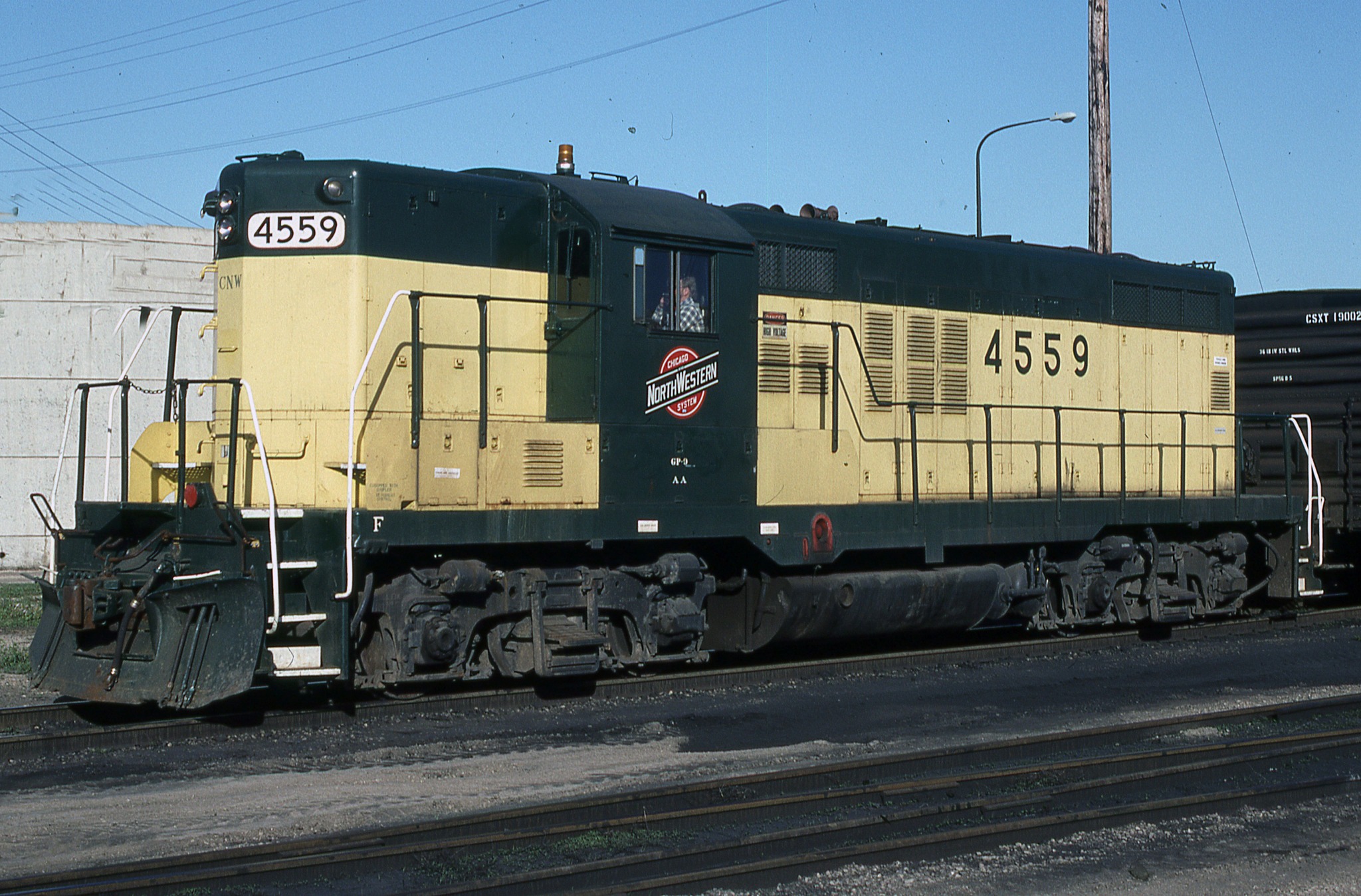 Zitto yellow adorns CNW GP9 at St. Paul. May 16, 1998. My photo.