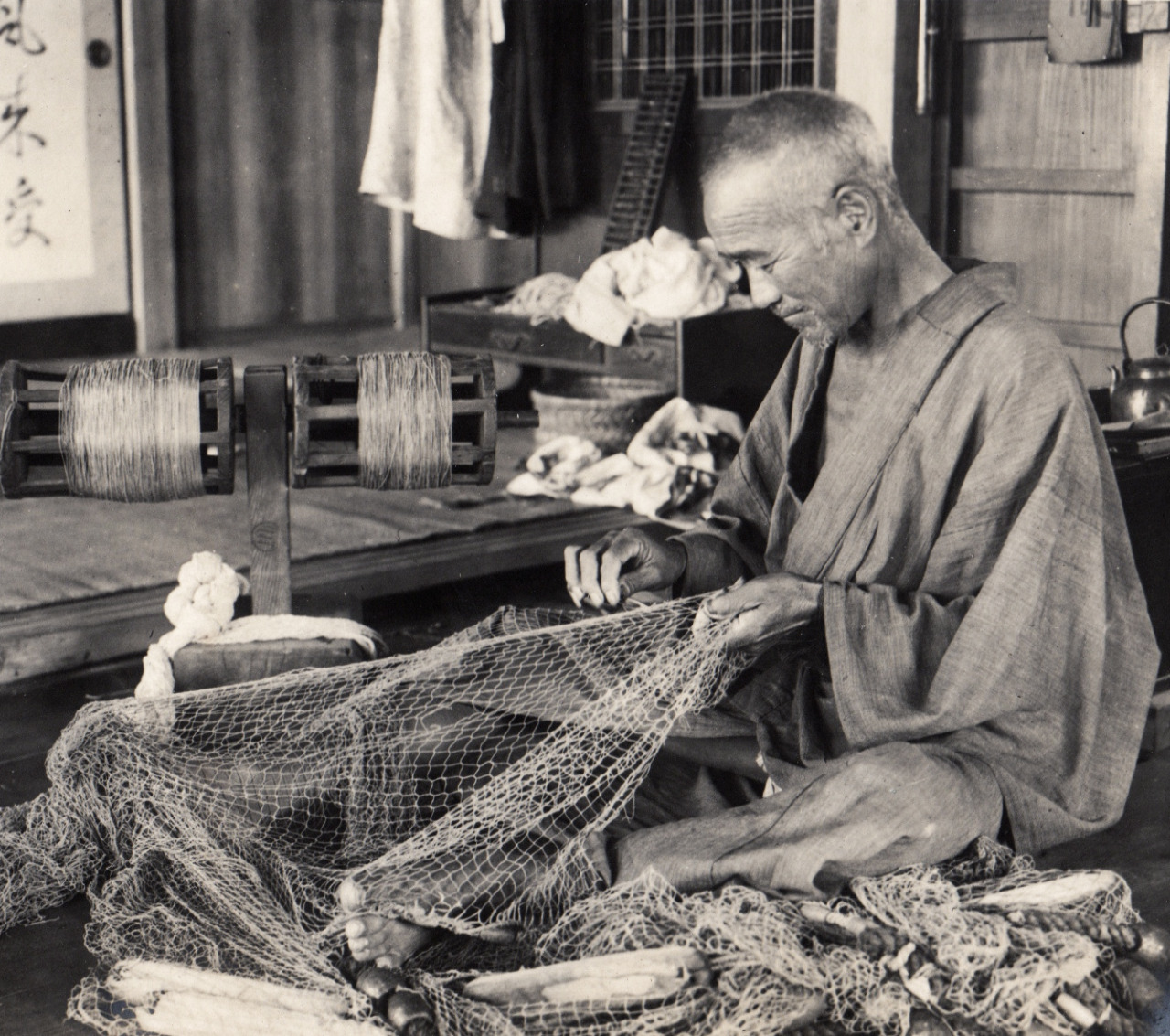 1930’s ビンテージアート Mending Fishing Net Mending fishing nets. 1914-18, Japan. Image via A. Davies of Flickr