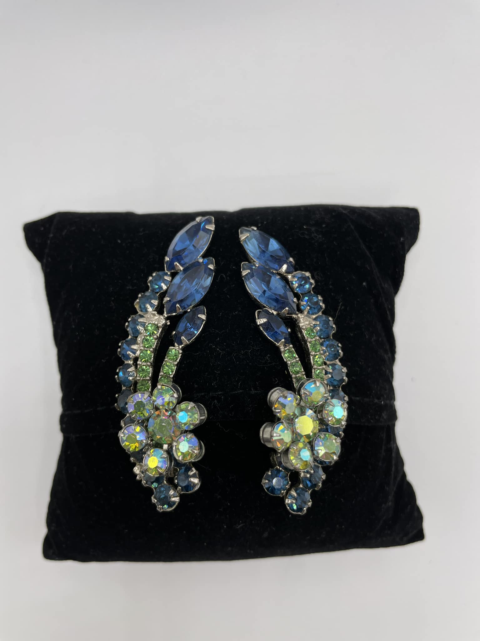 Jewels of the day are one of my favorite sets by Ryland and 