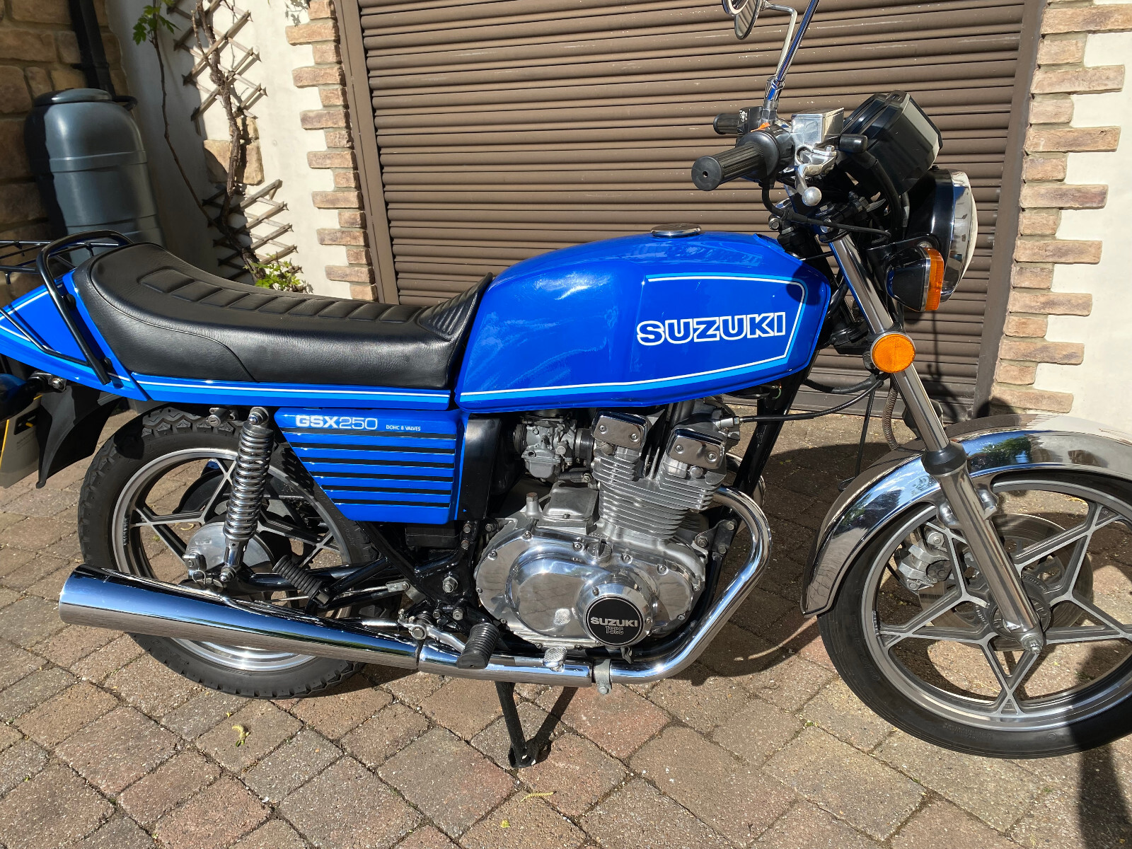⚫Suzuki GSX 250E Follow Old School Japanese for more photos of
