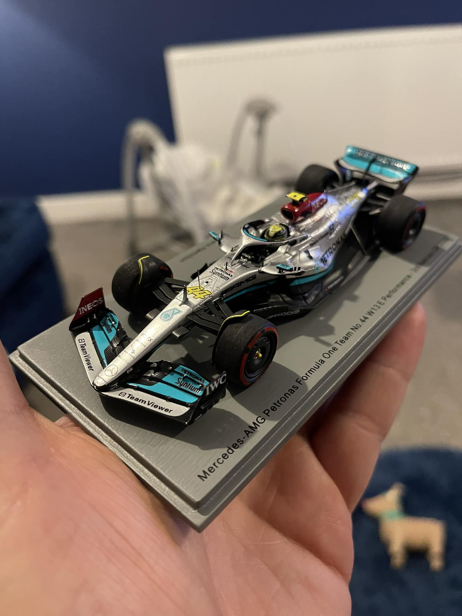 WERBUNG: New Lewis Hamilton Mercedes-AMG F1 W12 No. 44 Winner
