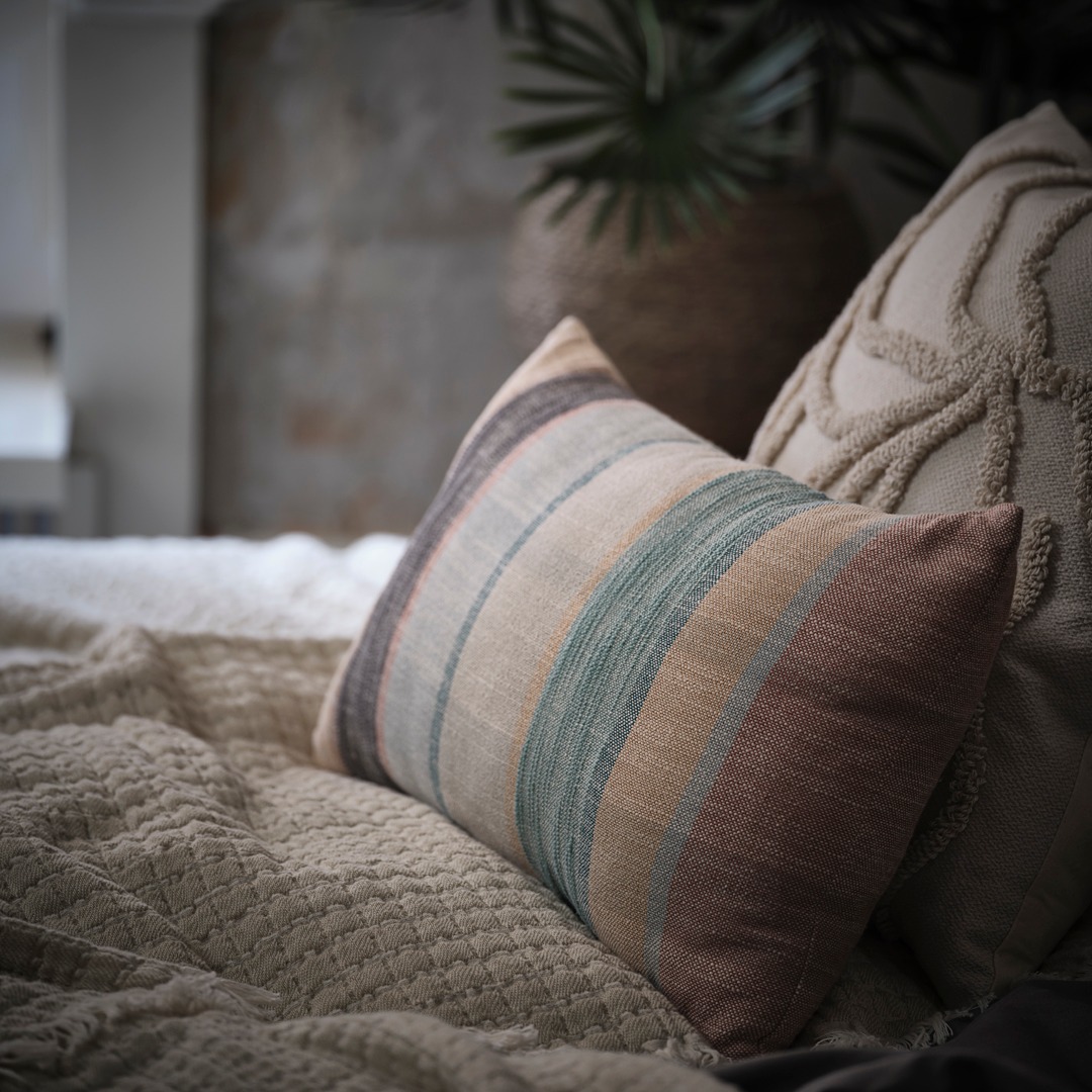 Nutze ein Kissen als Farbakzent. Welches gefällt dir besser? 🥰 #neuheiten #new #newin #interior #home #homedecor #decor #deko #jysk #jyskch