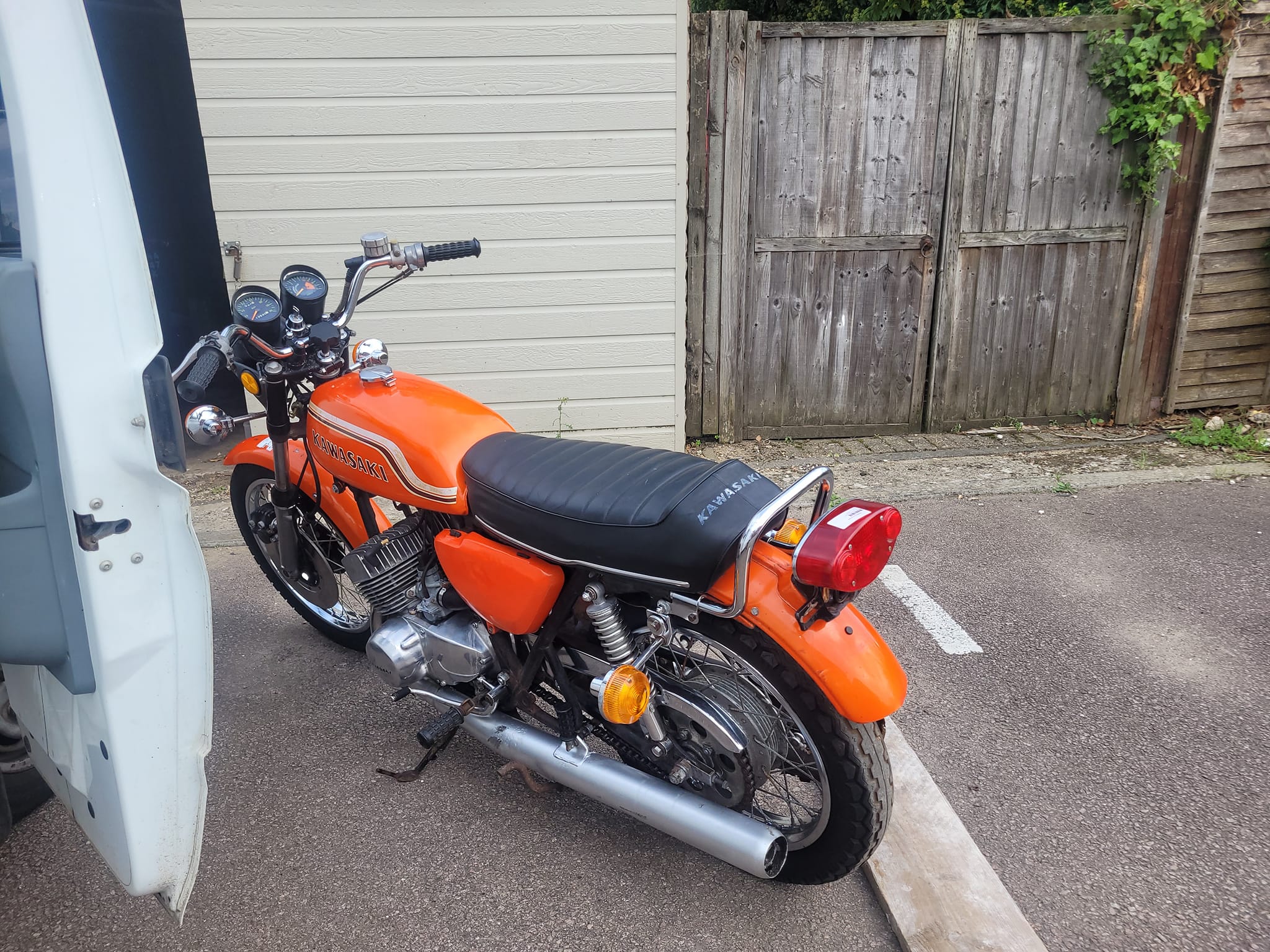 Clean Mikuni carbs on this Kawasaki 250 triple.