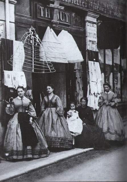 【洋書】パリ 美術館 Sous l'Empire des Crinolines The Crinoline Shop in Paris, ca. 1880s