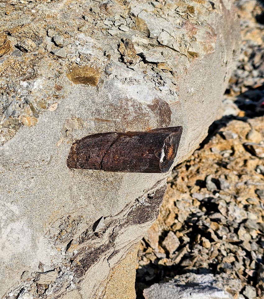 Smoky - Rib coming out of Solid Rock.... now to get it out of the rock ...