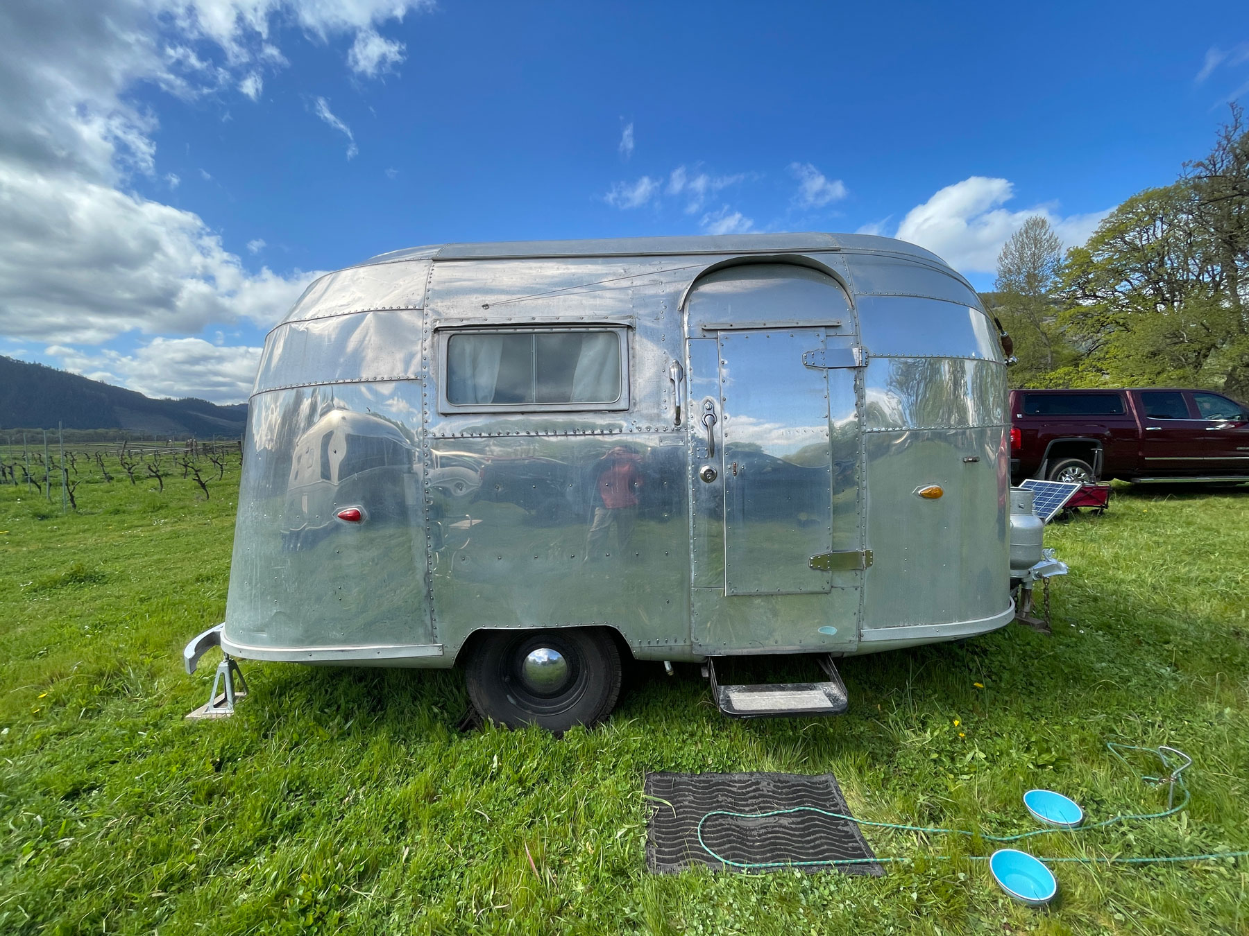 Motor City Classics 1:18 Airstream Bubble trailer model
