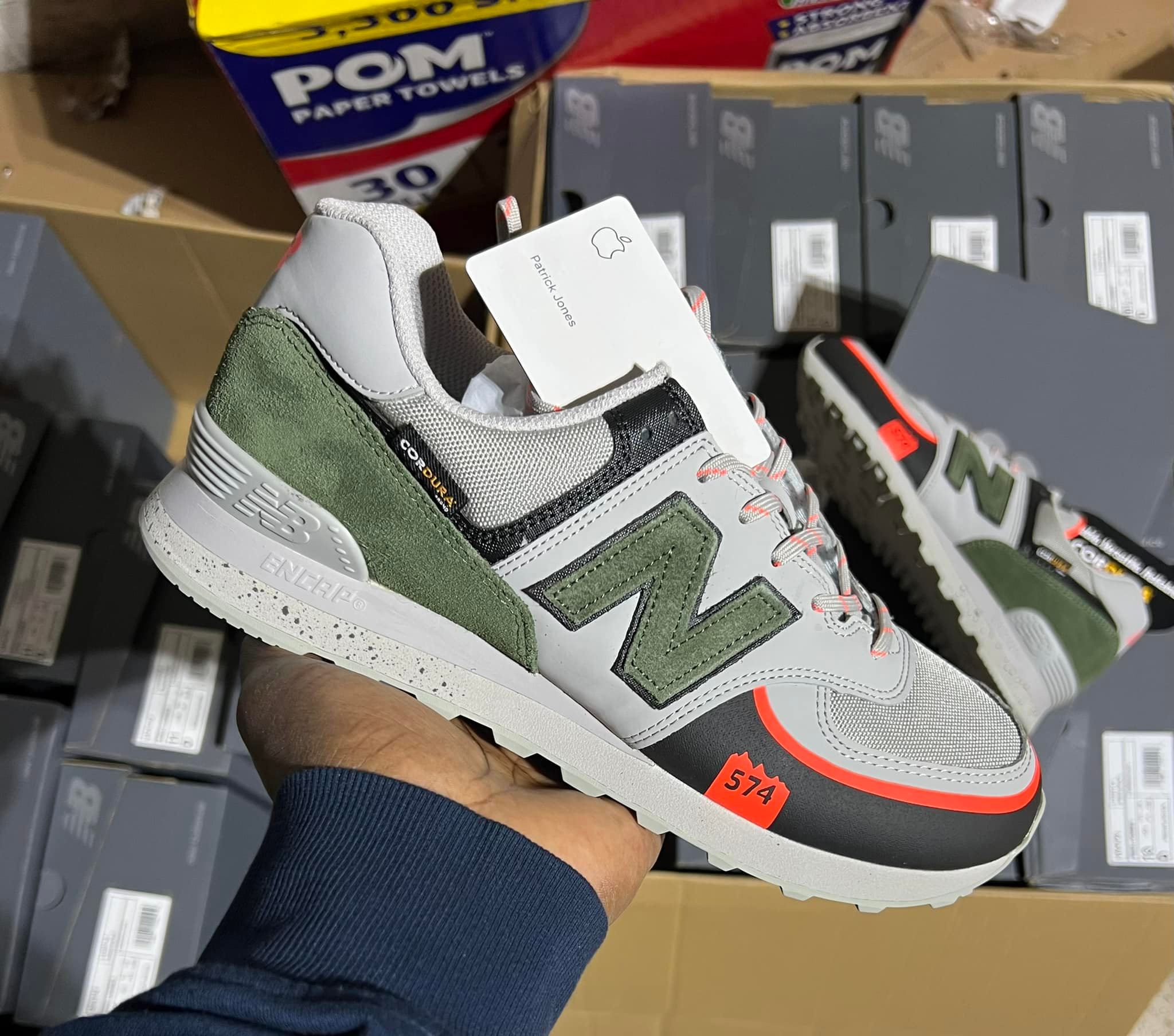 Sneaker Buying and Selling in SneakerStash23