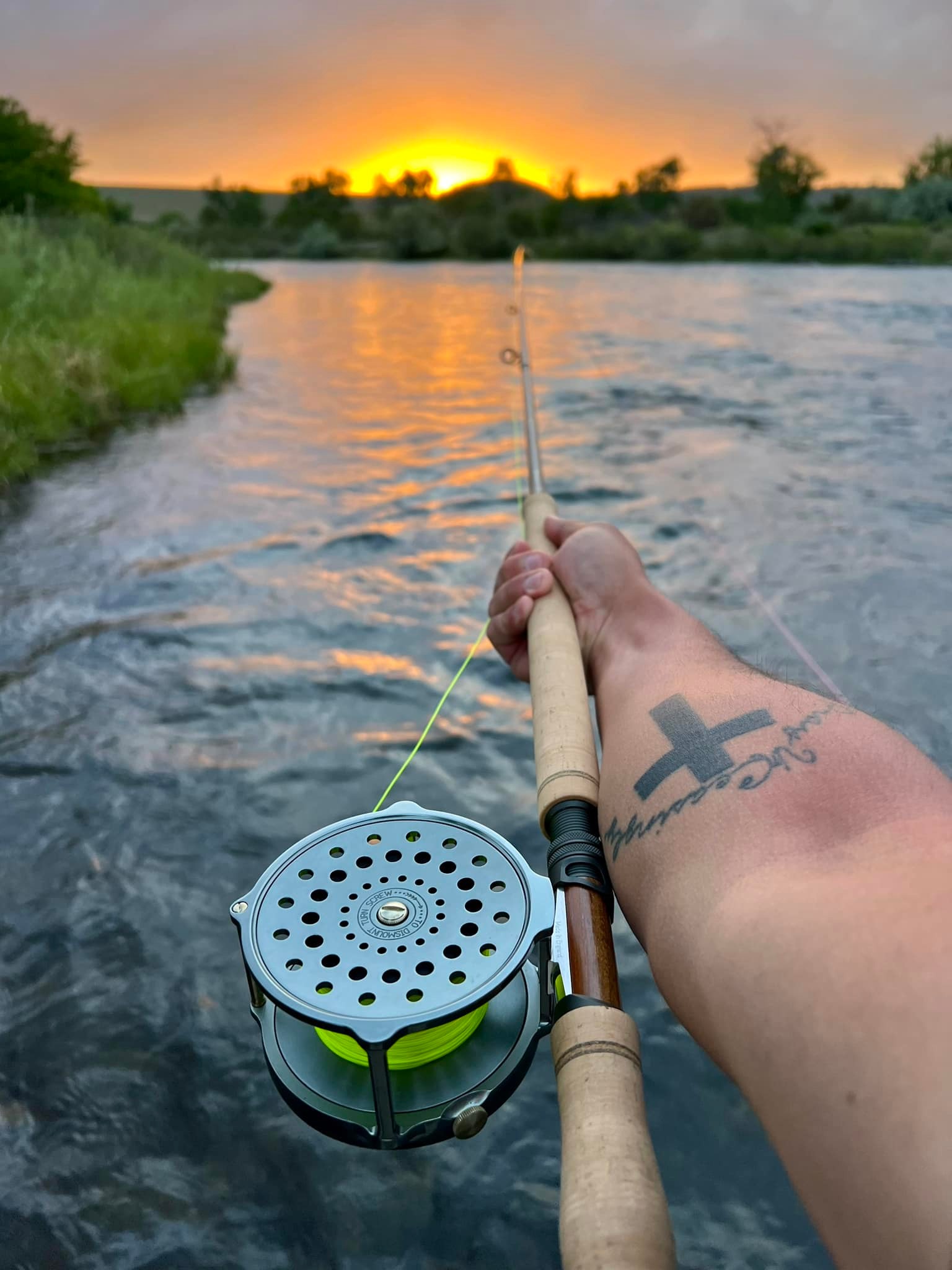 auto fly rod reel Bighorn Semi-Automatic 颜色:Wood Grain lil ernie simhoa 2-4pack Fishing Rod The lightweight construction complements