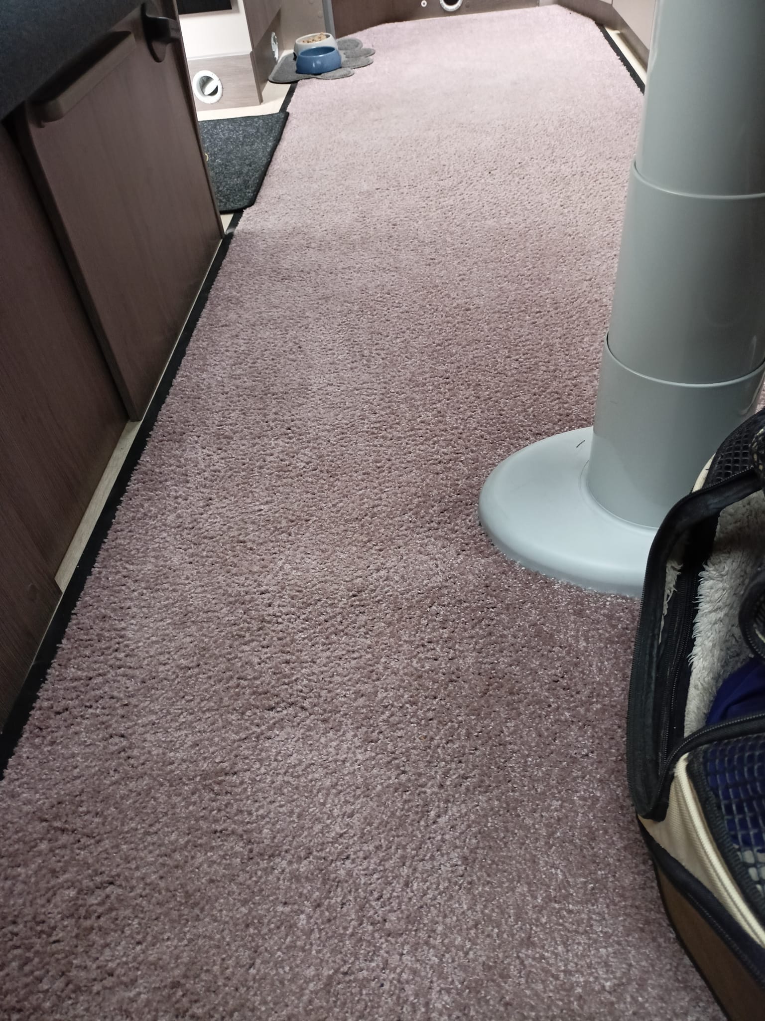 Endlich habe ich die perfekte Lösung gefunden, diese Matte gibt es in verschiedenen Größen und Farben .Meine misst 3 Meter x 90 cm . Sie lässt sich mit einem Teppichmesser bequem zurecht