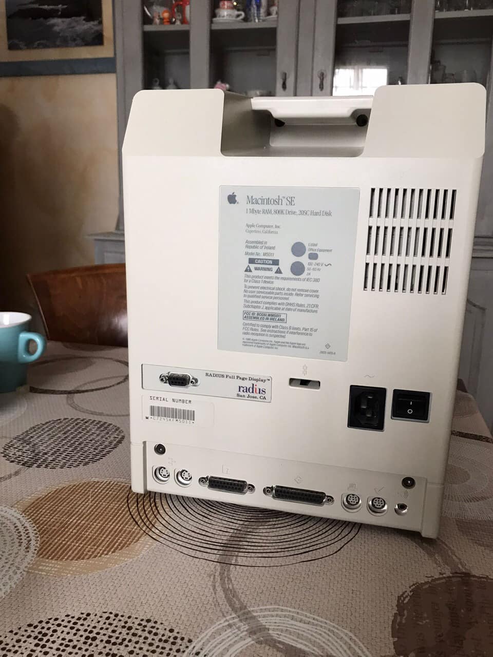 Can I connect an LCD display to my Macintosh SE with a Radius