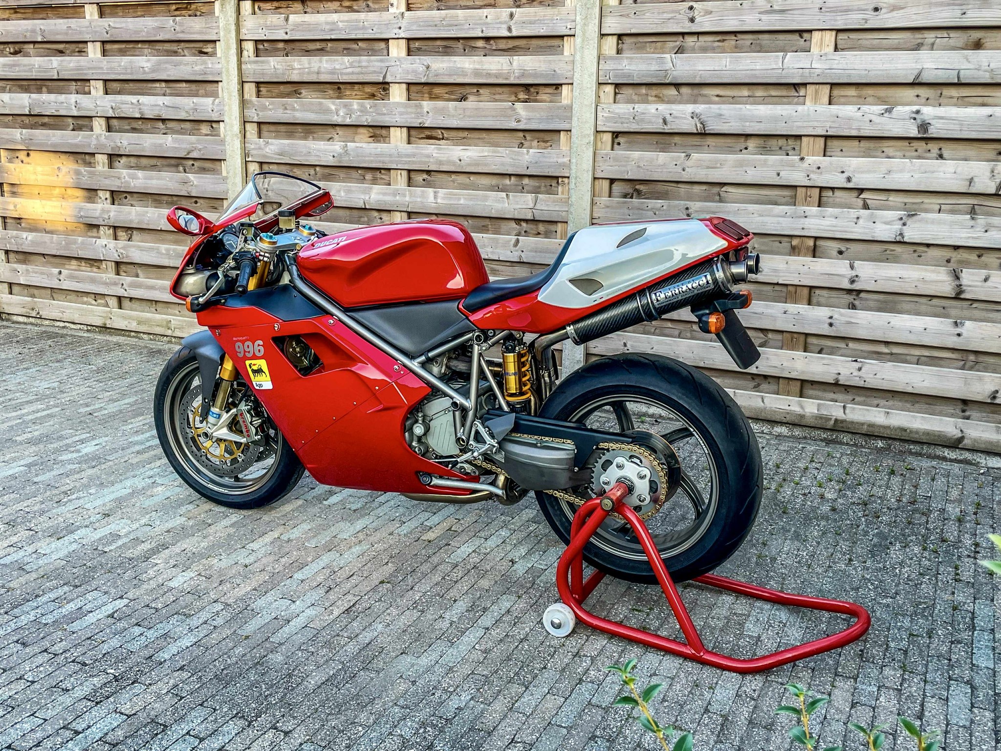 The 996 is back home, and she looks fantastic to me. A big thumbs