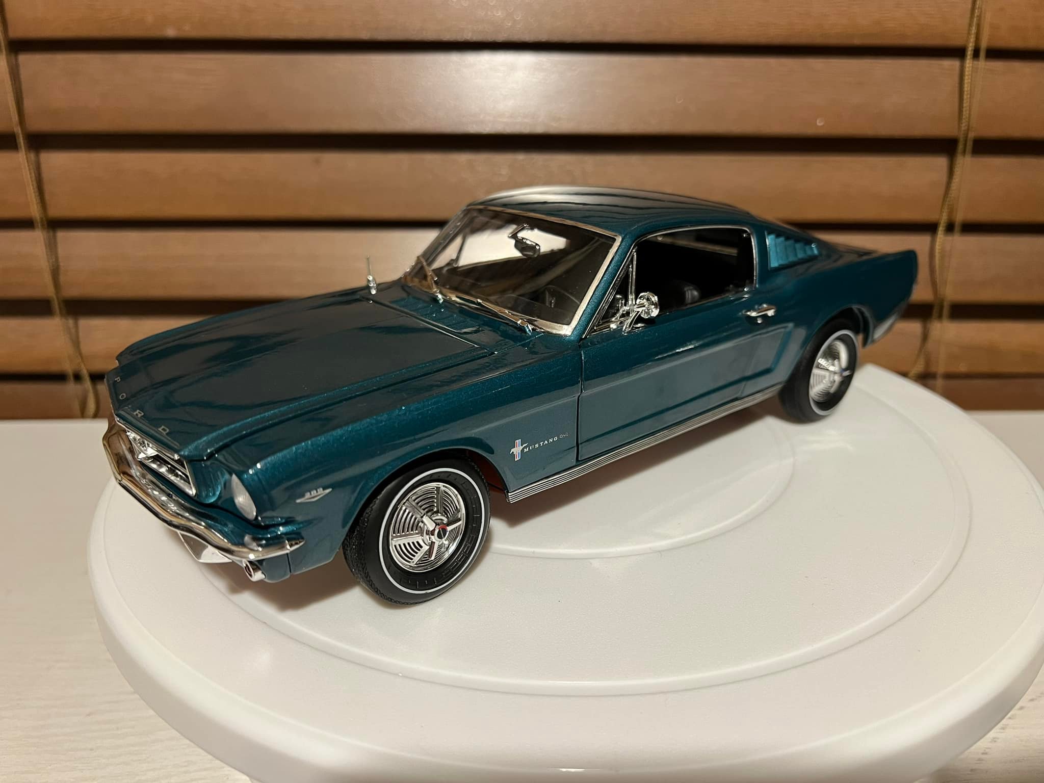 Photo Vintage FORD MUSTANG FASTBACK 1965 'The Goldfinger' - Réf. A.033995, Occasion