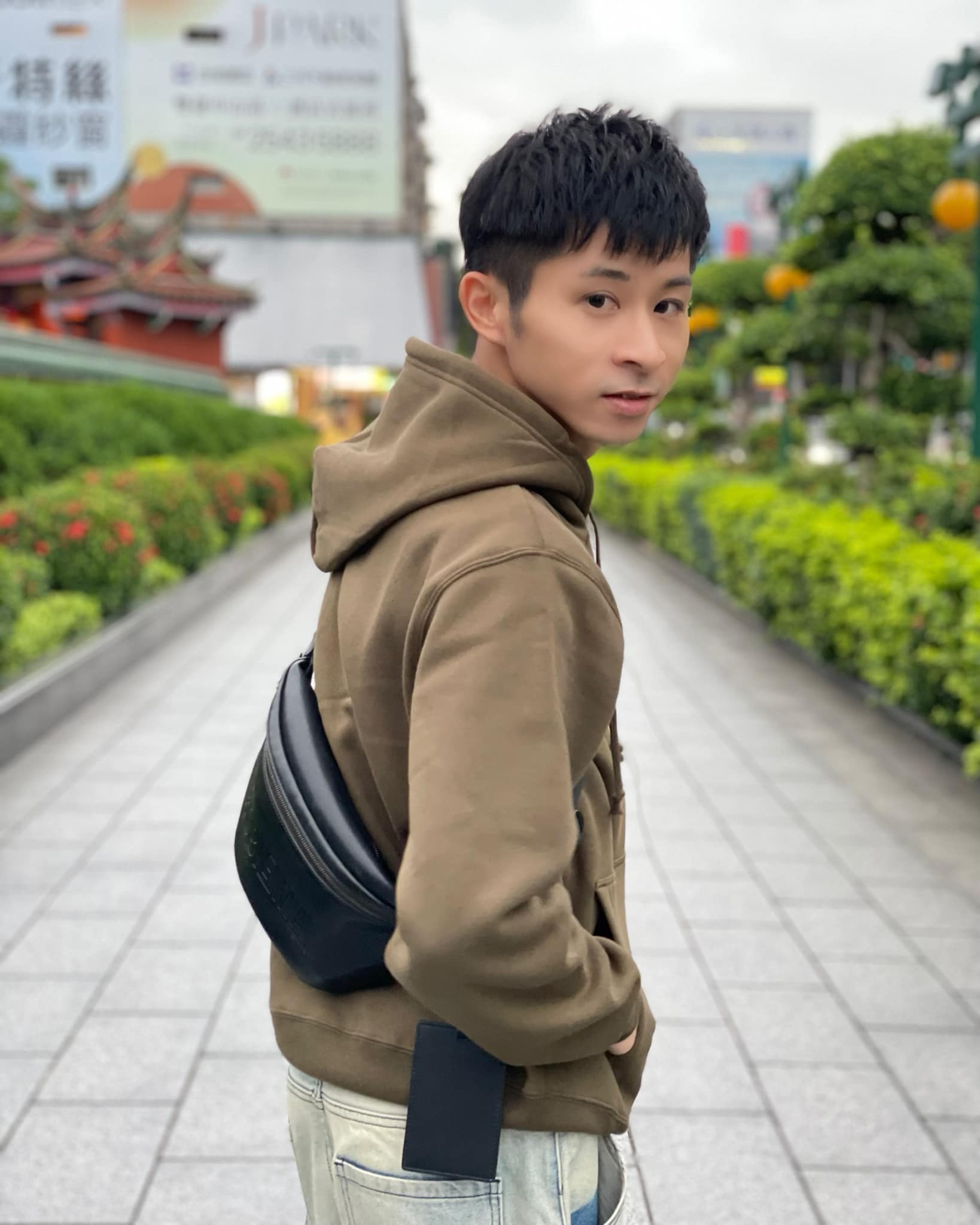Ryan Lin - 這陣子的天氣開始轉冷了 終於有冬天的氛圍🥰 又到了換上長袖帽T的時候... | Facebook