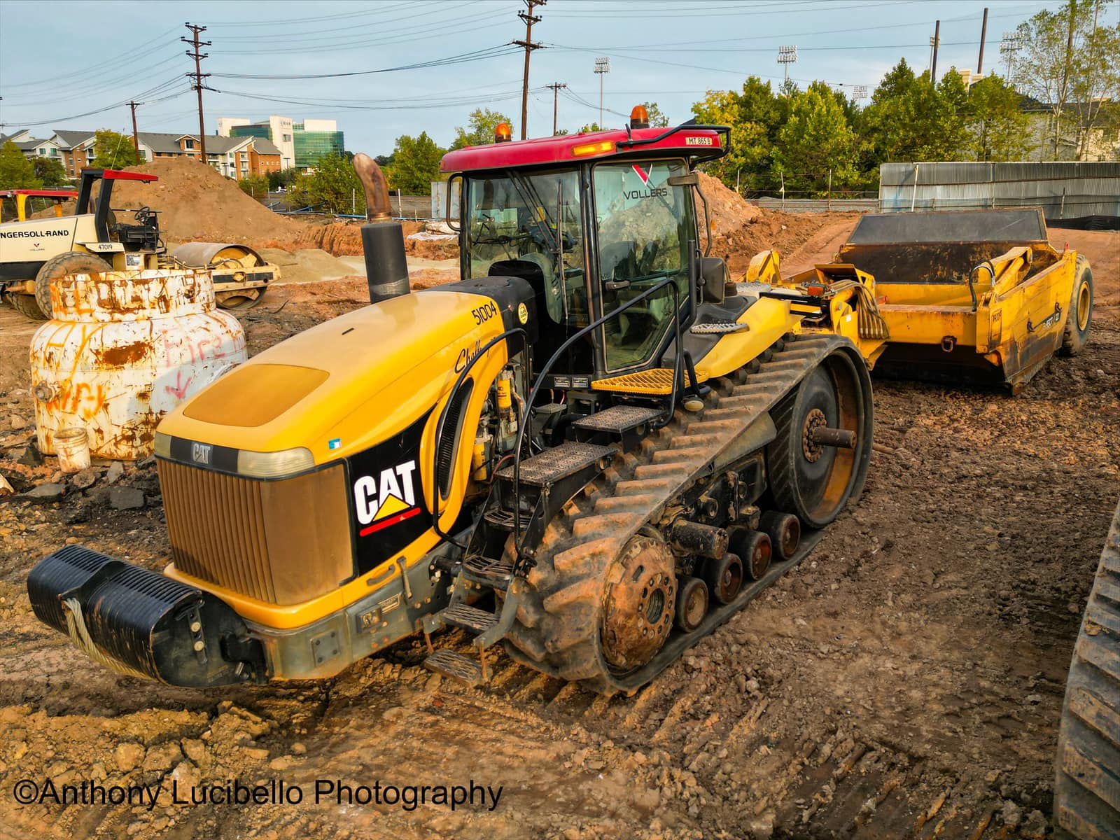 Two Cat Challenger MT 865 B tracked tractors with pull pans.