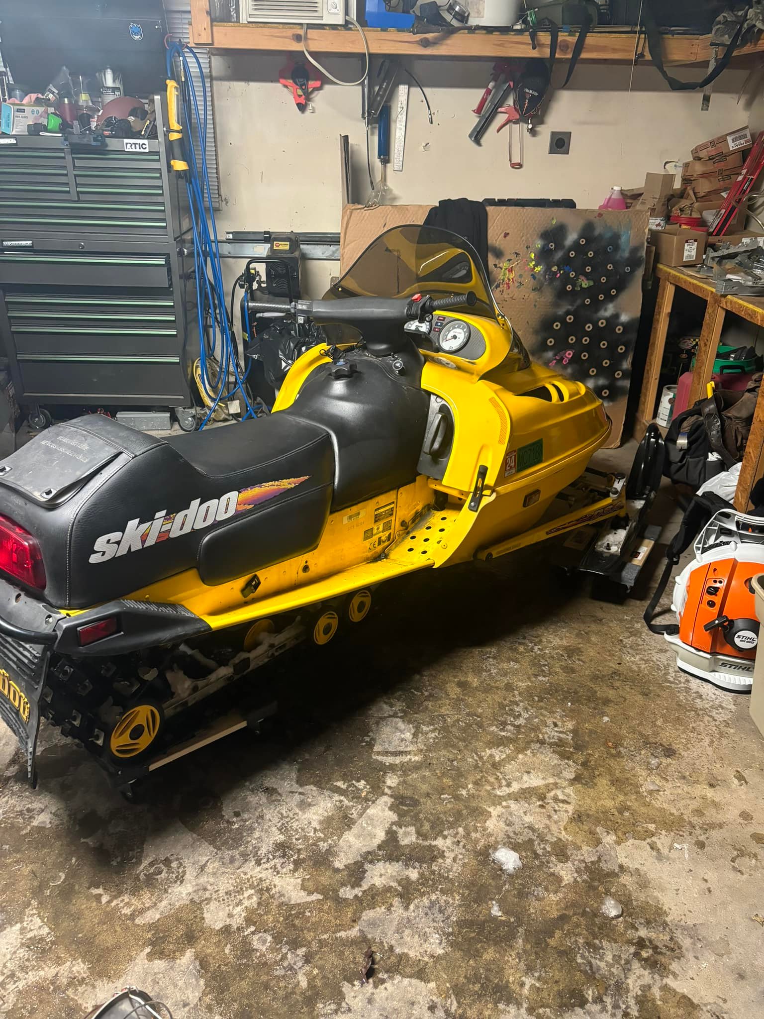 What causes high idle on 1998 Ski-Doo MXZ 670 after warmup?