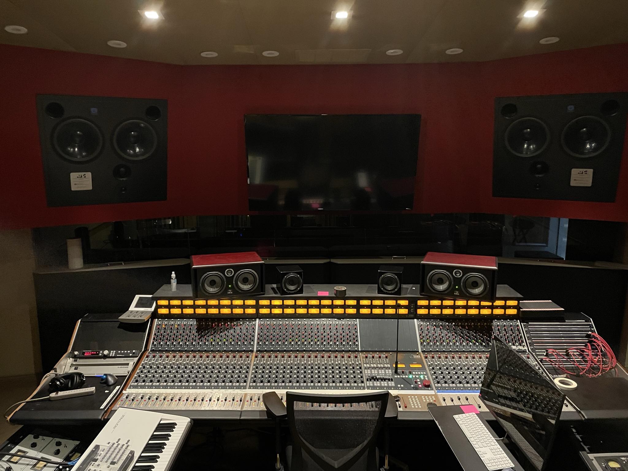 AMEK 9098 - This 9098 console was designed specifically for Lisa