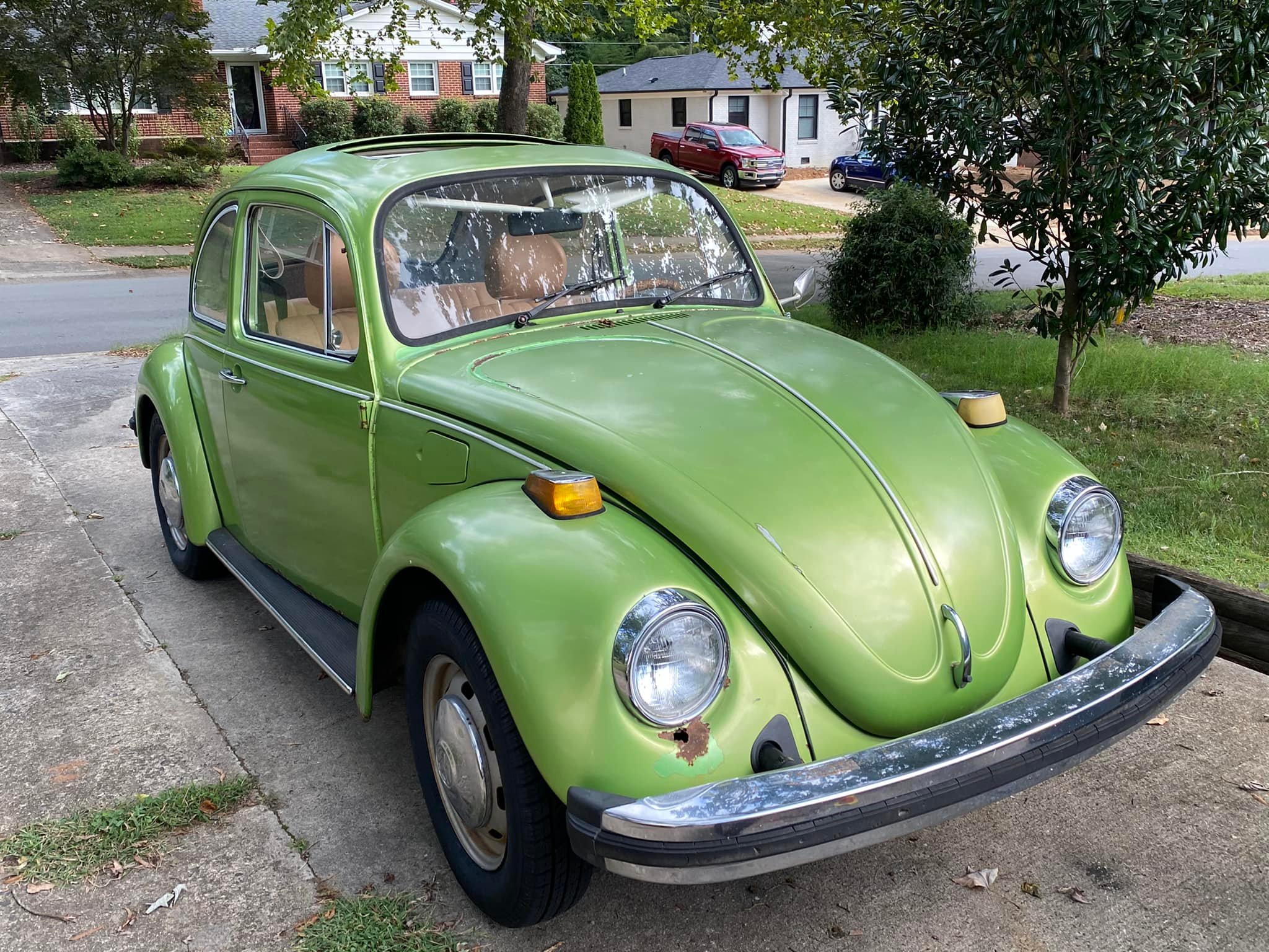 1967 VW Beetle convertible painted in hippy style. 2/2