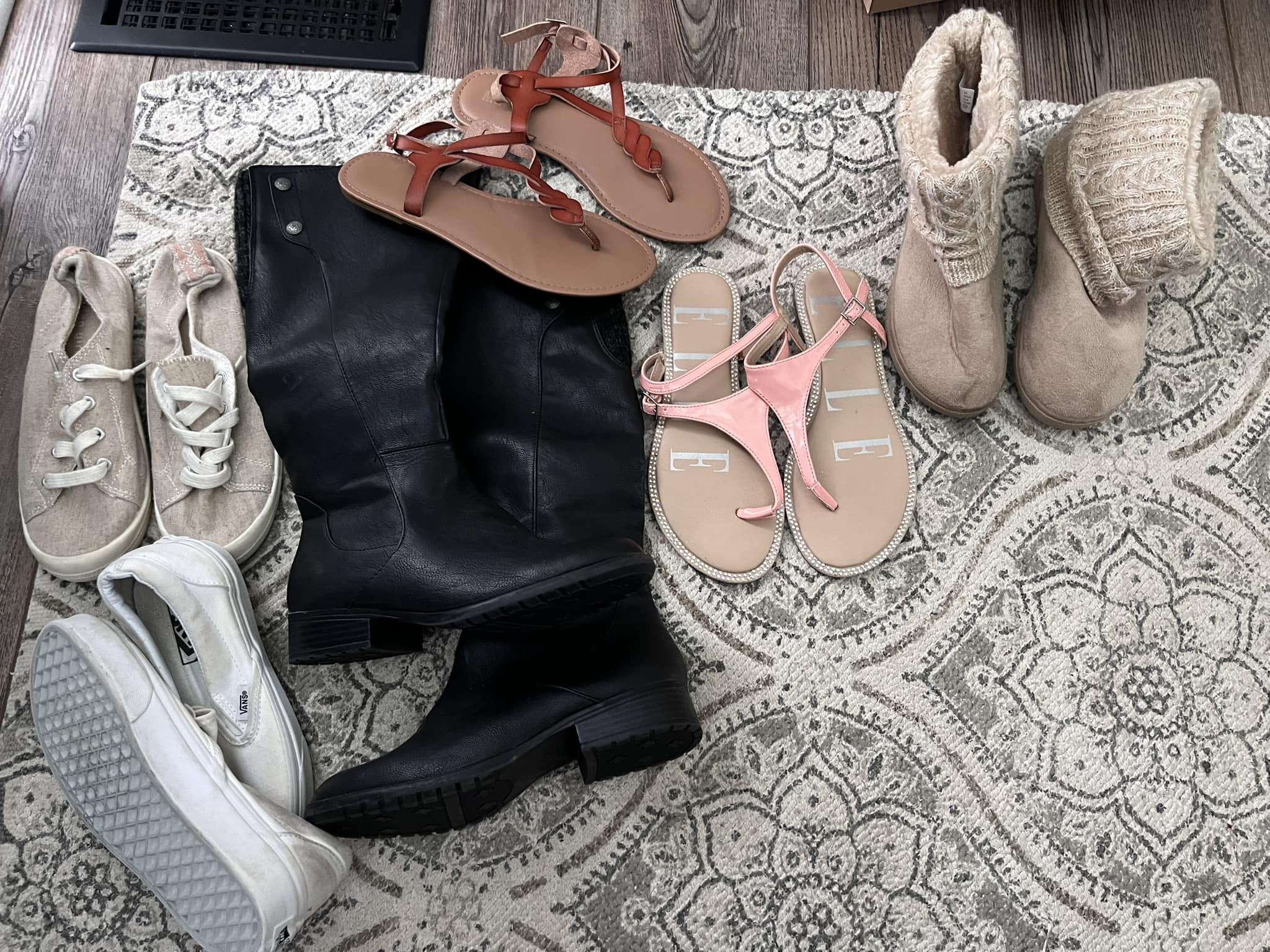 New shoes never worn, size Heel is smaller than the online photo