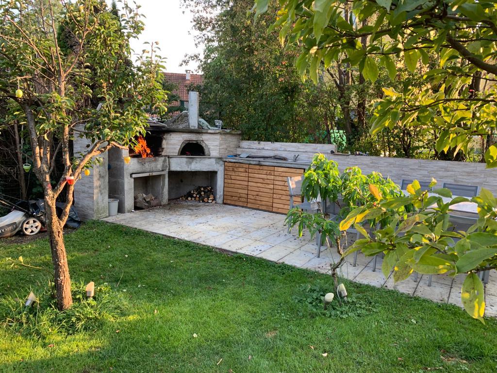 Haus in Höchst am Bodensee (fast) zu verschenken. Großes Haus mit vielen Räumen und viel Platz, großem Garten, neuem Pool mit Schiebedach und Poolheizung. Preis für das komplette Haus 220.000 Euro. Grundstückswert