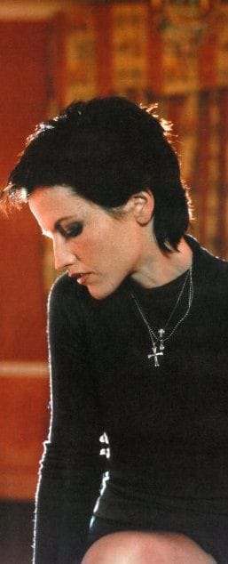 Eight years ago today we lost the voice of The Cranberries, Dolores O' Riordan. 💔