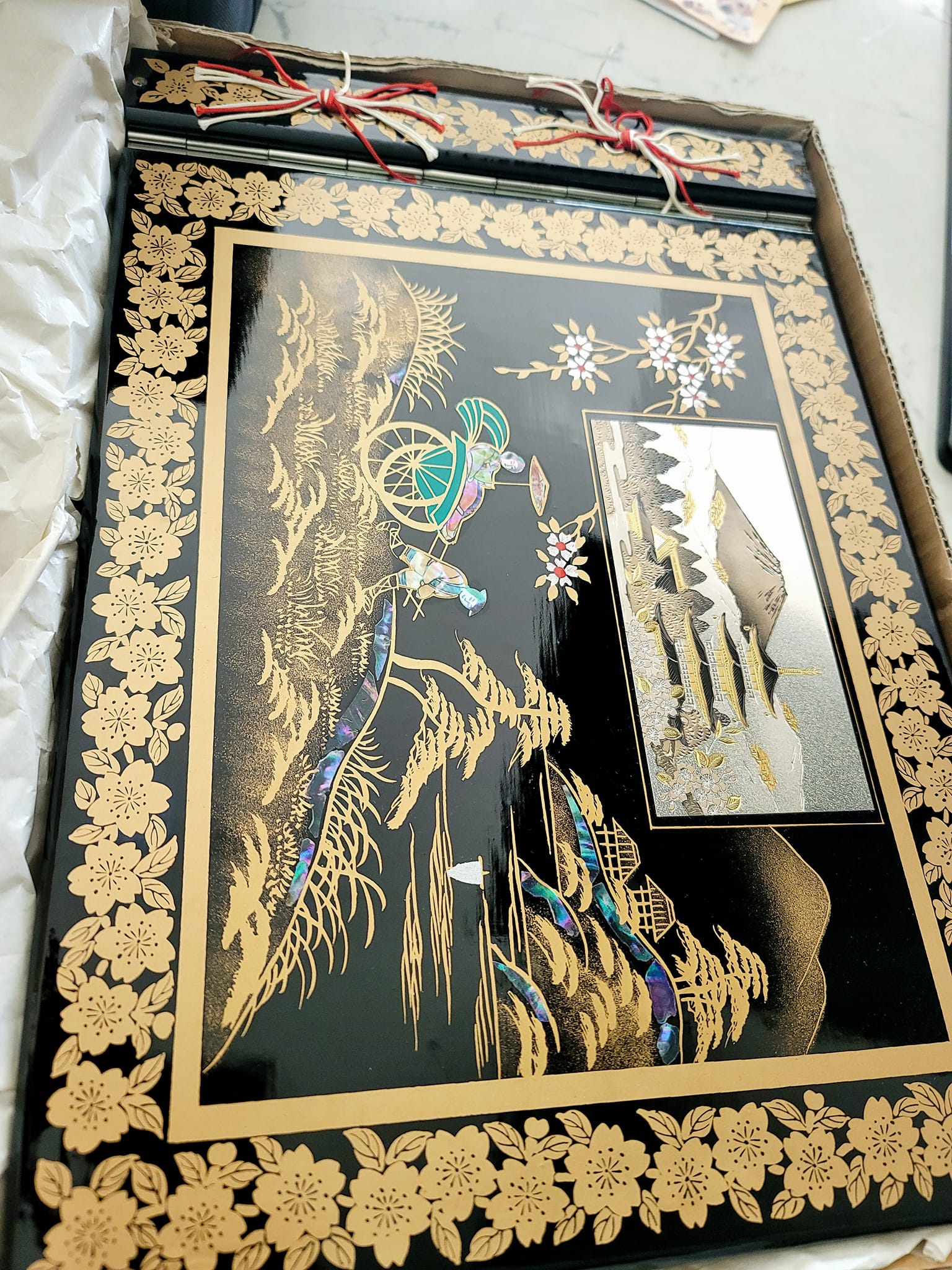 This is thing is amazing! 🤩🤩🤩 Japanese photo album music box