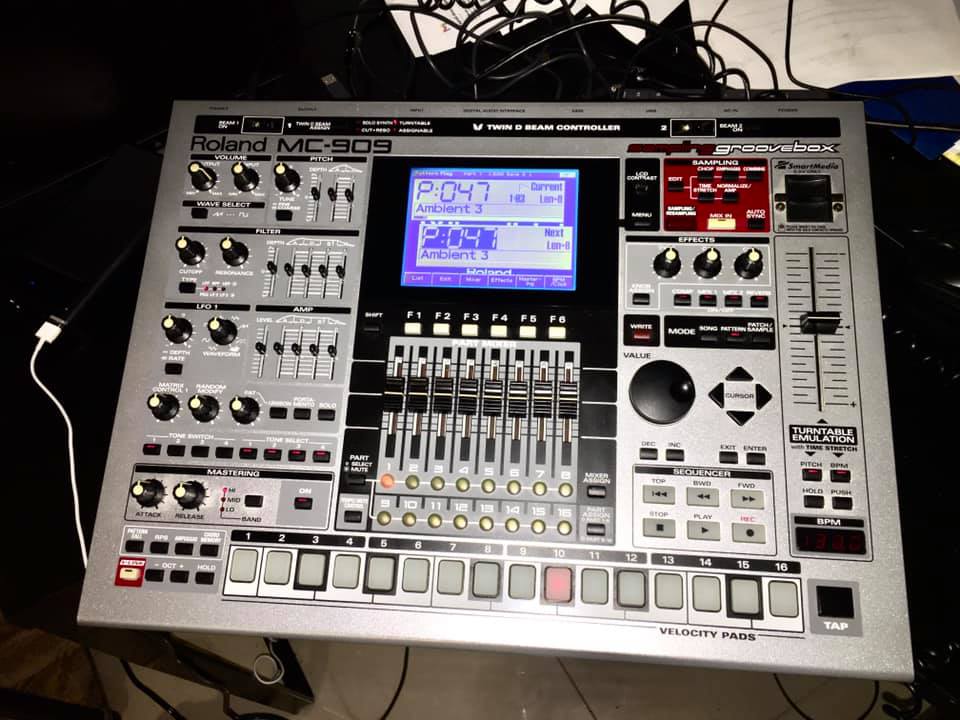 Roland MC-307 groovebox features and details