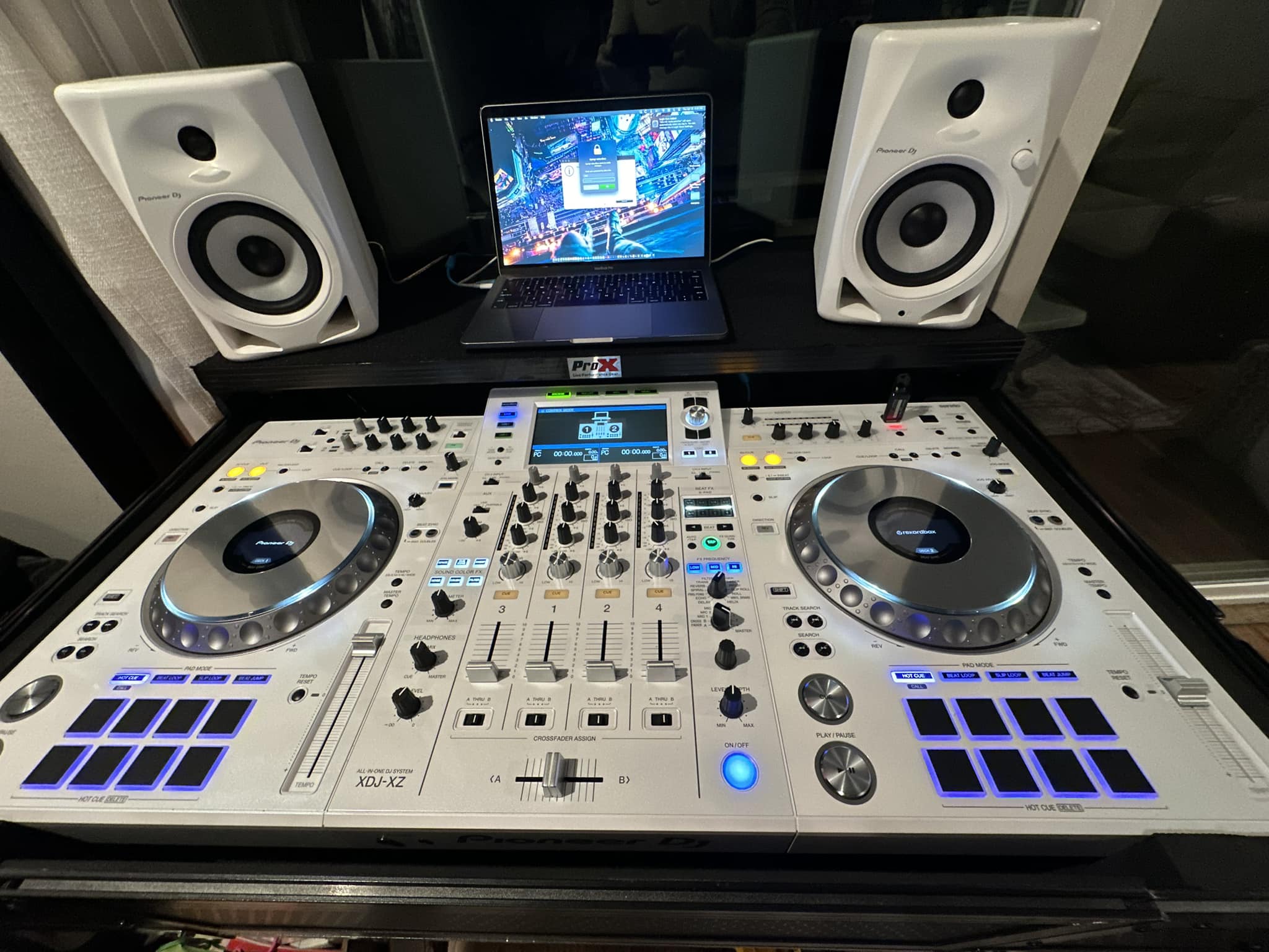 Finally got my Xz in the white omg sooo clean 🙏🏻🎶🎶🙏🏻❤️