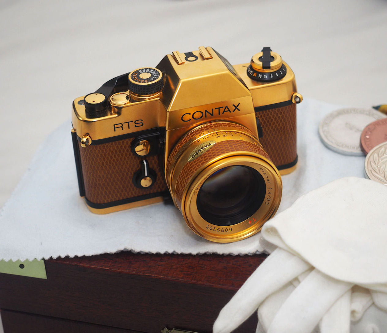 Time to celebrate! This is my 100th lens review ?, so I picked a 