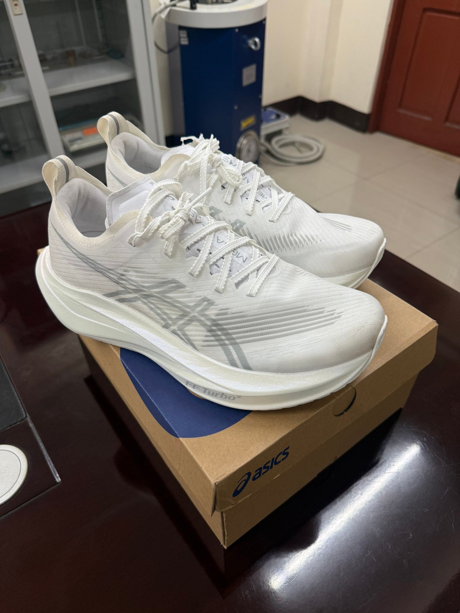 Asics megablast pointure 46 prix 800 dhs
