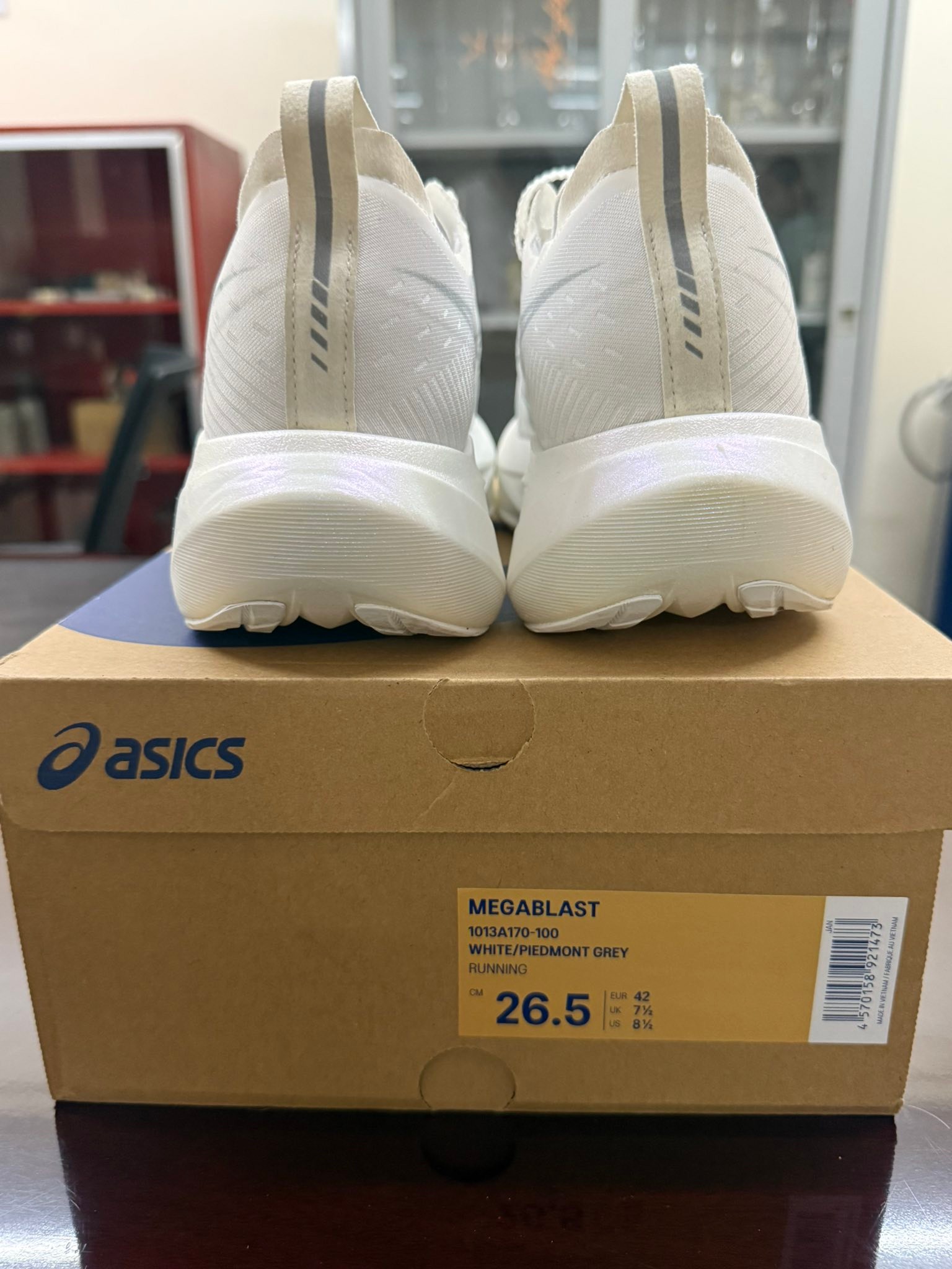 Asics megablast pointure 46 prix 800 dhs