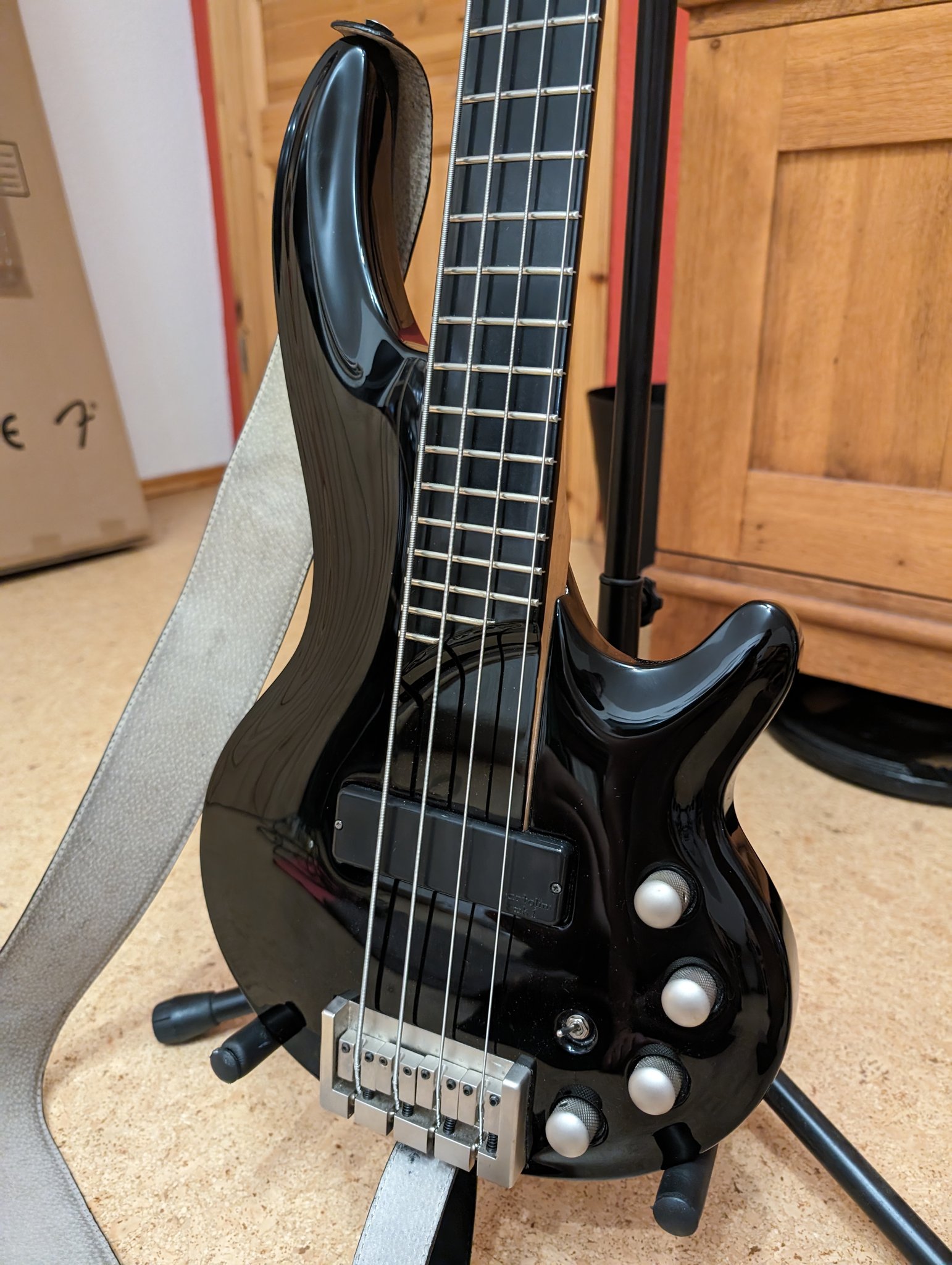 R3500 The Cort Curbow 4AL bass is built in Korea by Cort and Greg