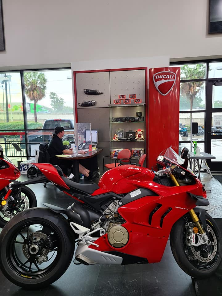 Ducati Yamaha Kawasaki or BMW? 👍🏻 Like for Ducati ❤ Heart for