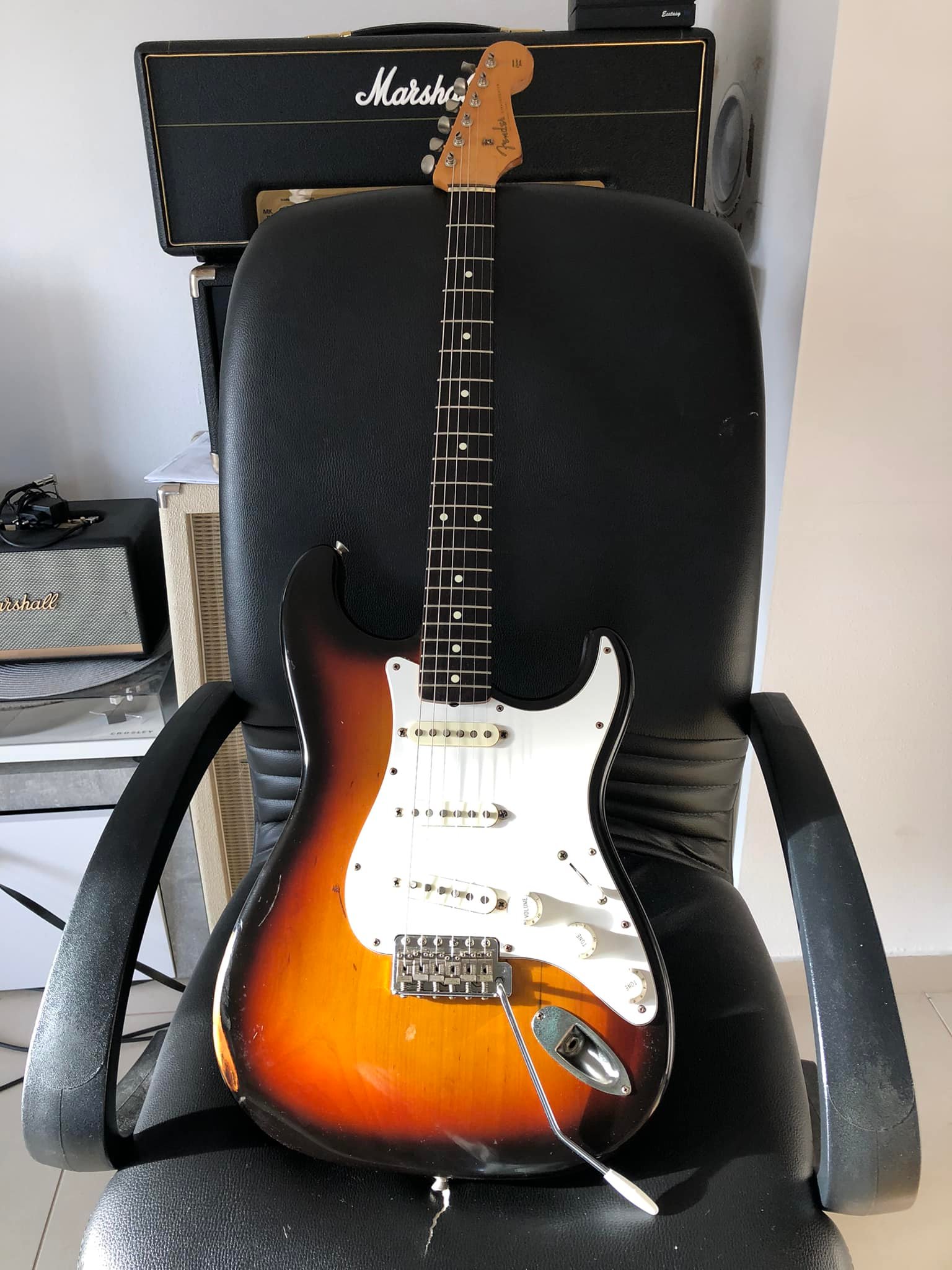 Hello friends, I have an 1987 e serial fender japan stratocaster 