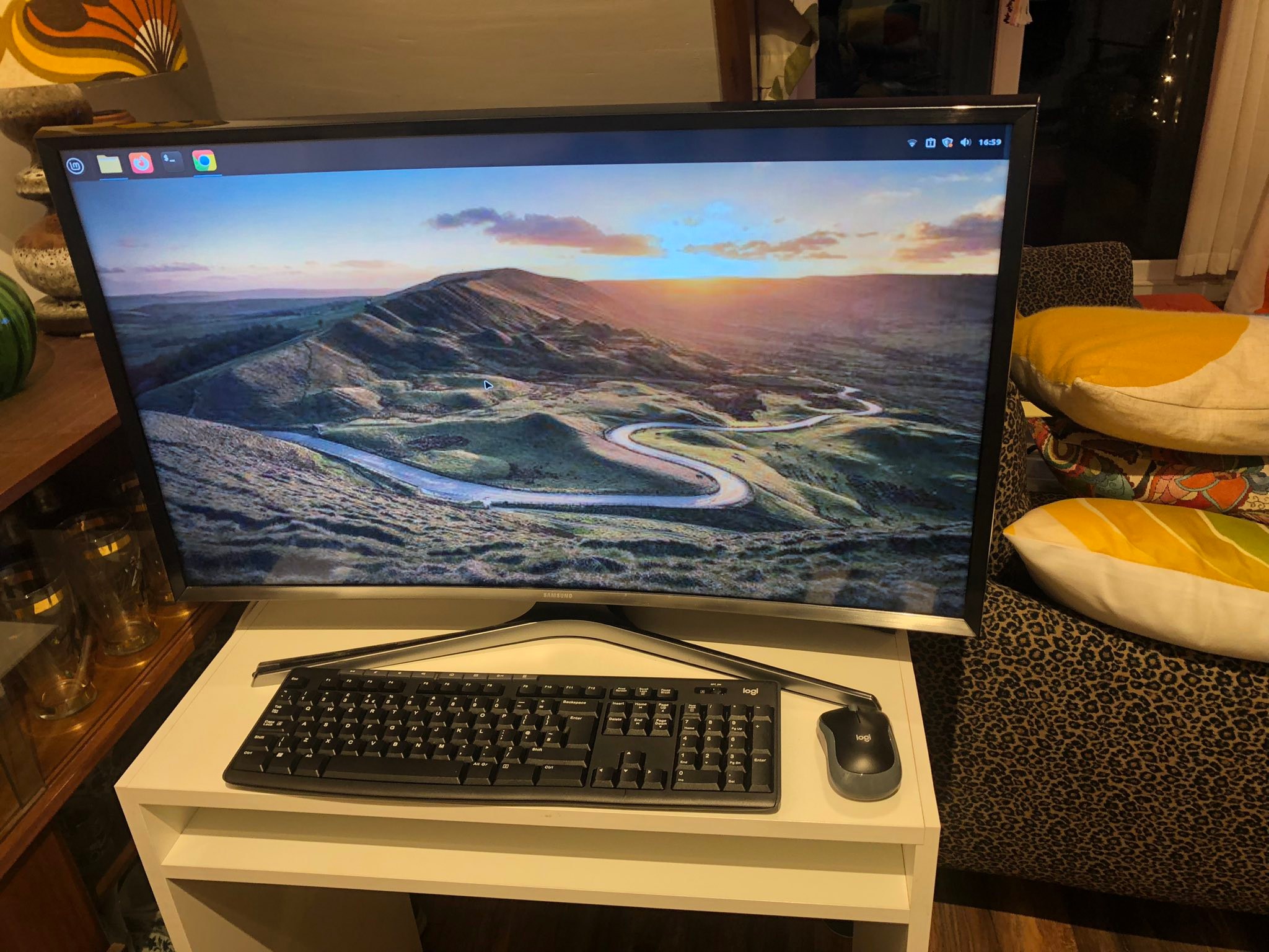 Linux Mint 22.3 desktop on Dell Optiplex 9020