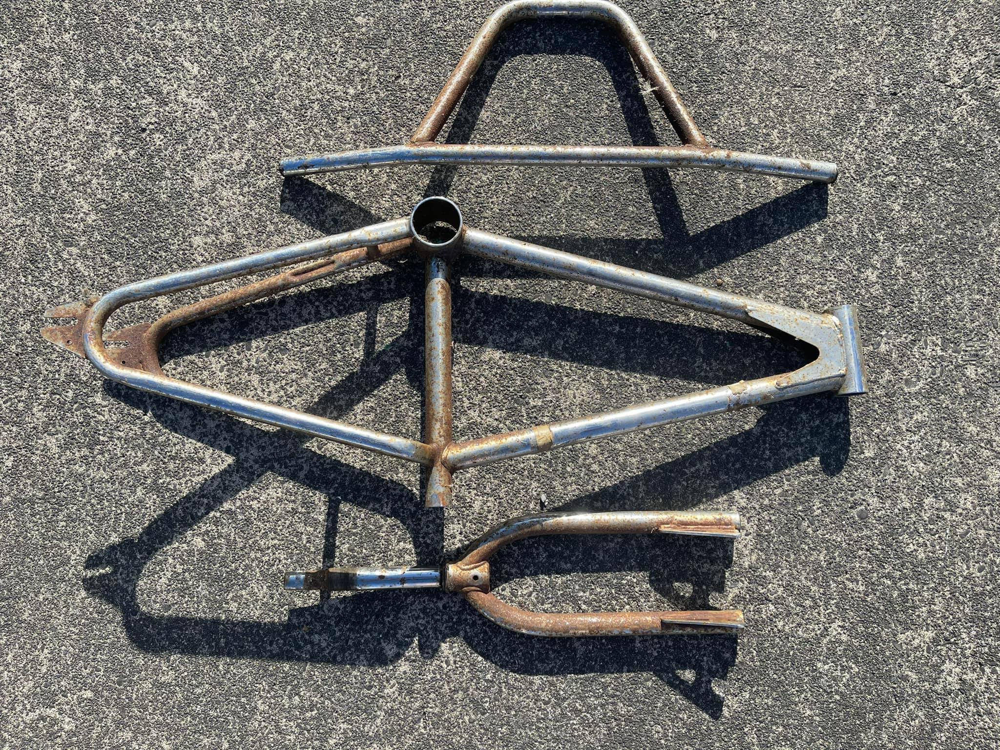 シンメトリー Would anyone know what model frame this is???