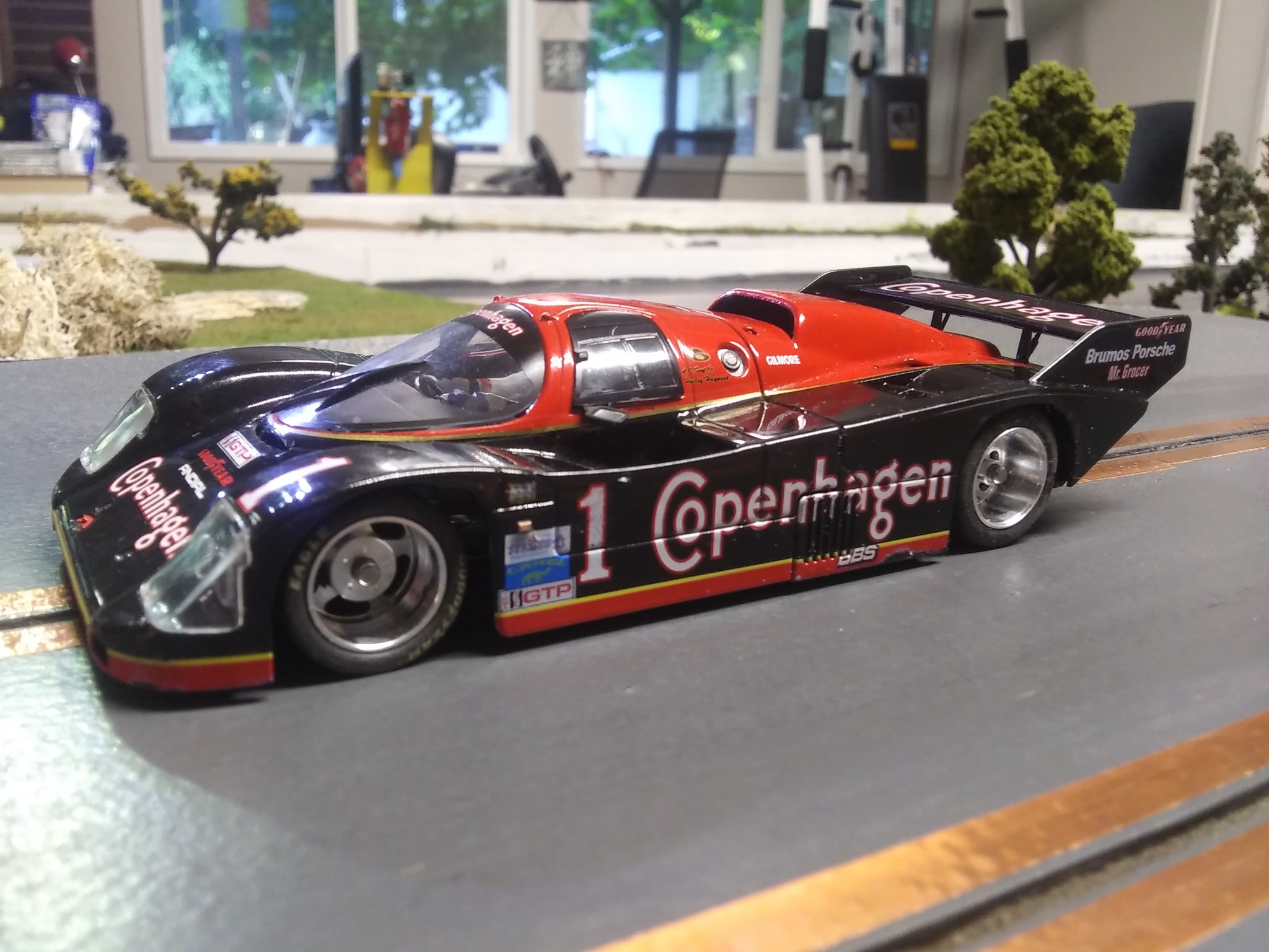 Inline configuration for smooth and quiet racing