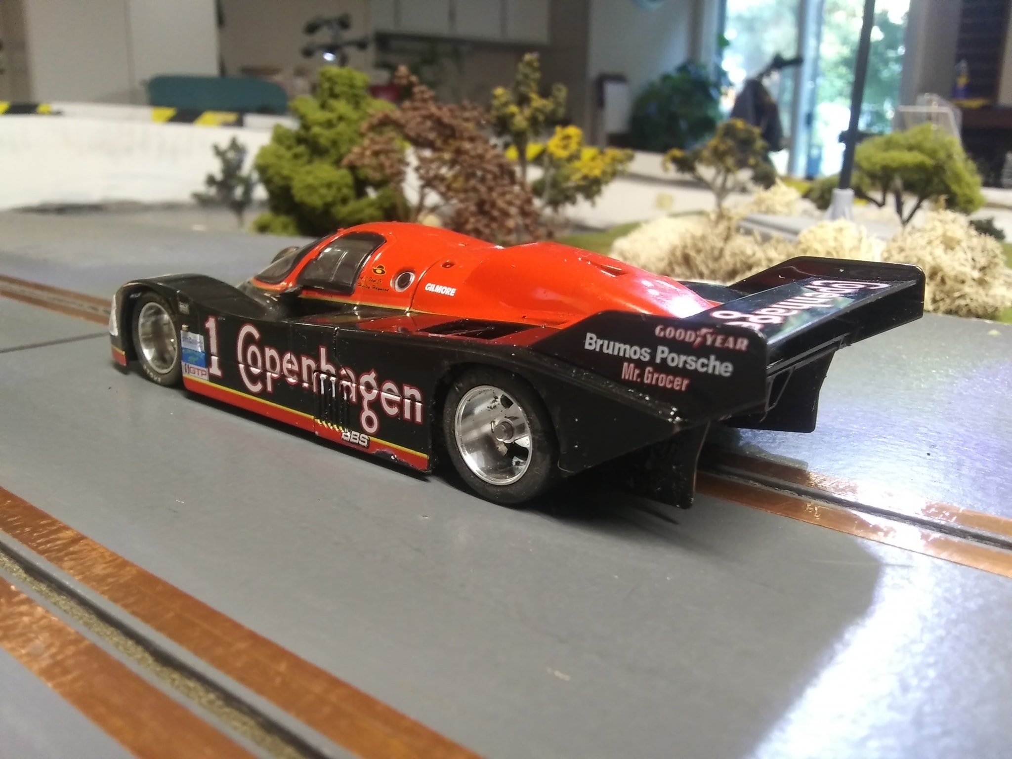 Inline configuration for smooth and quiet racing