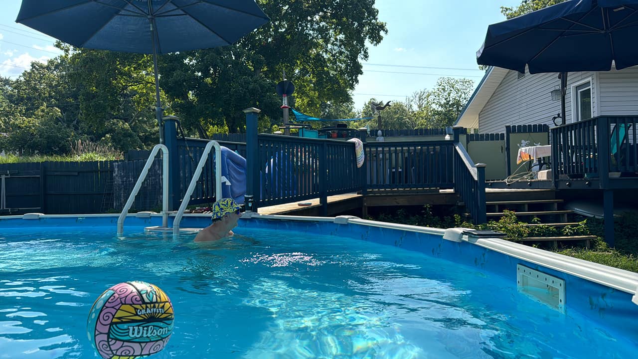 What was the location of Suburban Gardens swimming pool in St. Louis?