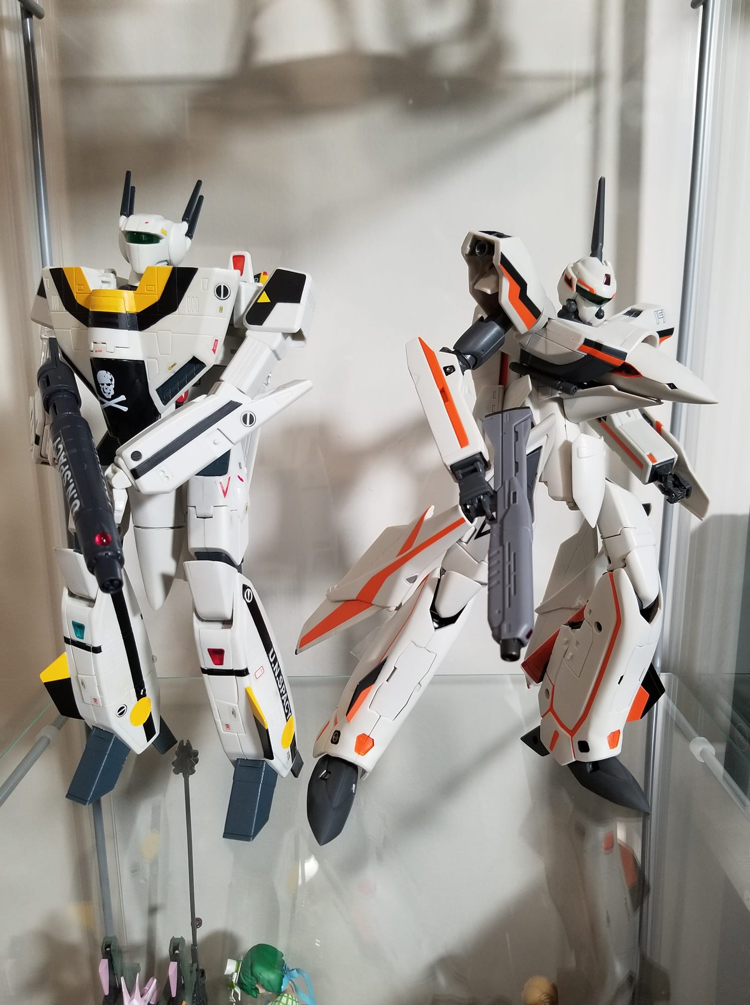 I find amazing that the Yamato 1/48 VF-1S is the same size as the 