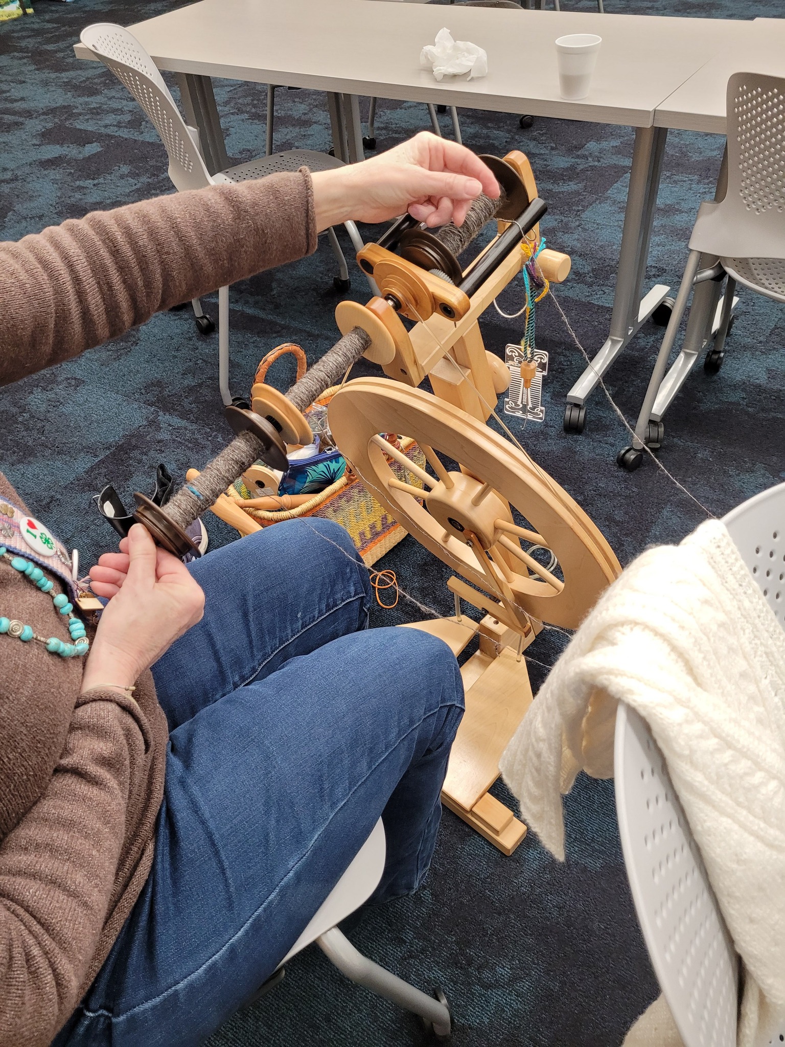 MacGyvering a horizontal lazy kate with knitting needle and hair tie