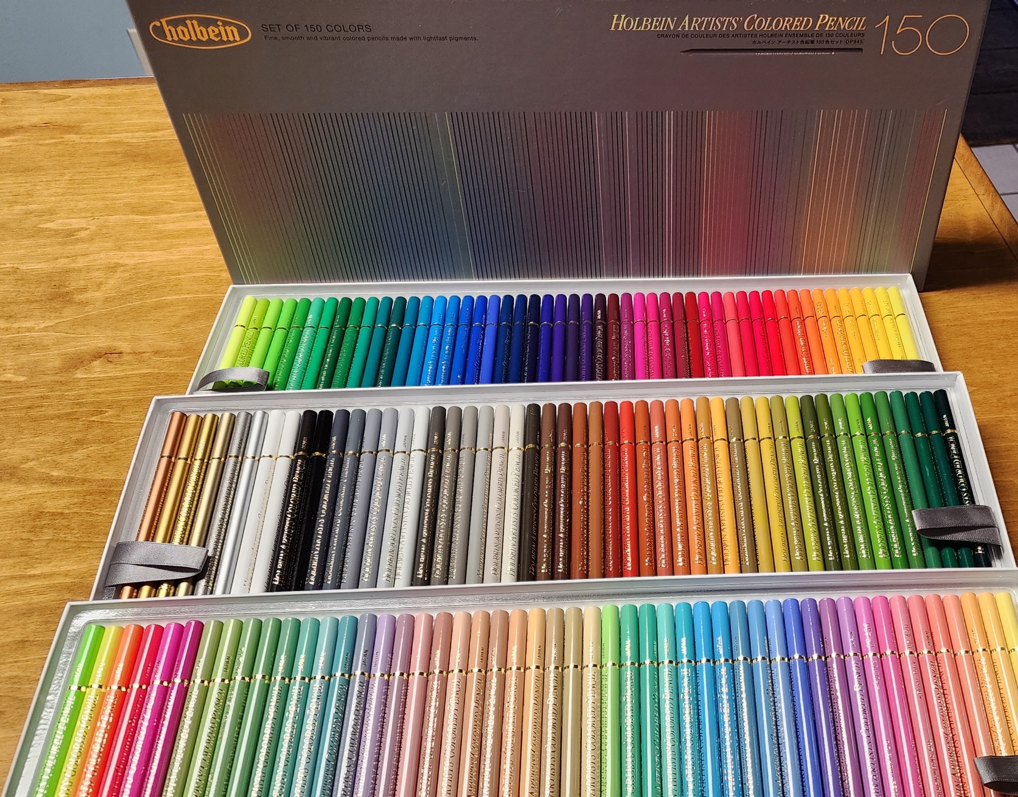 Easter surprise: 150 Holbein colored pencils