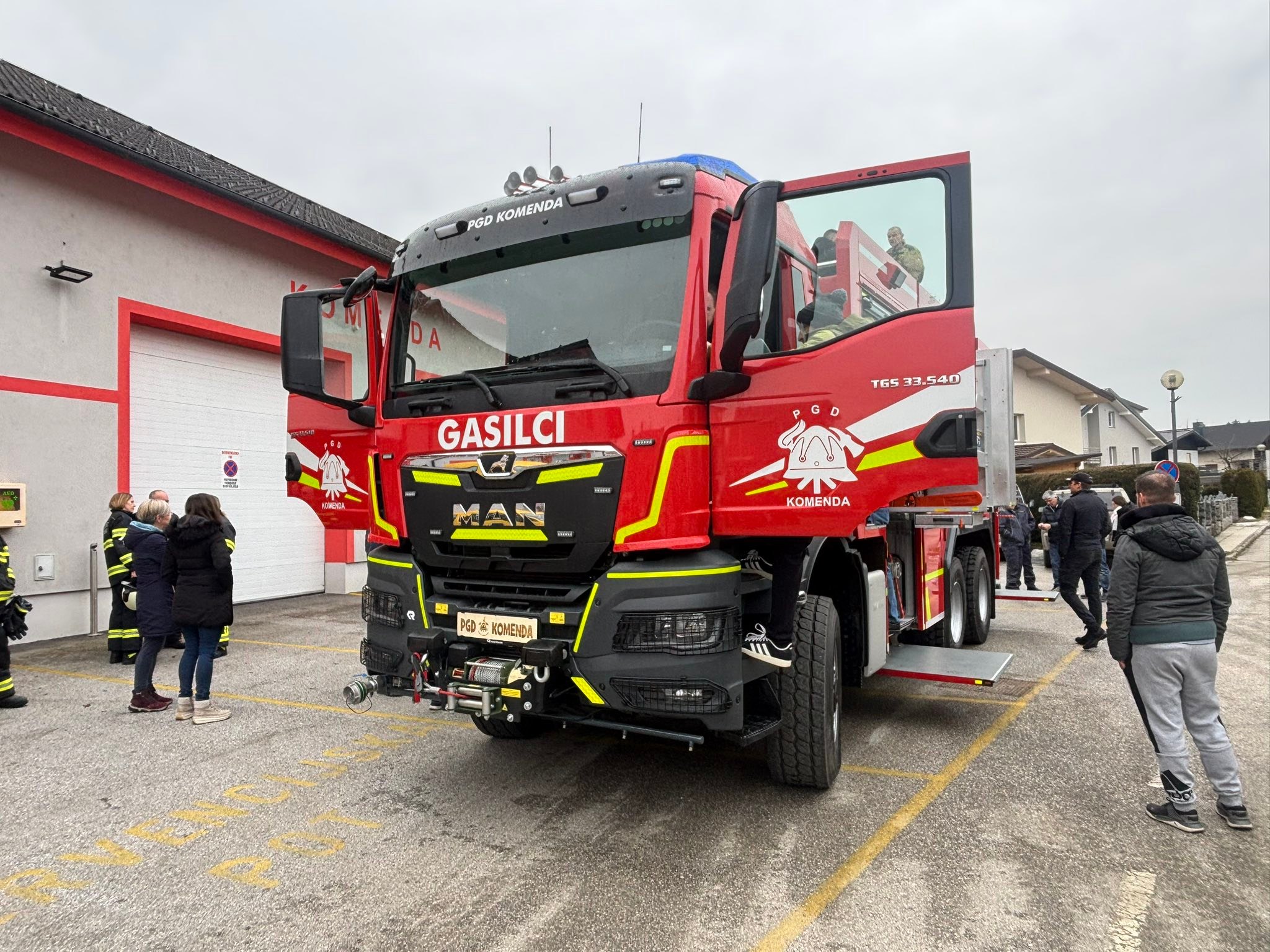 Gasilska - Danes predstavljamo Rosenbauerjevo vozilo na podvozju ...