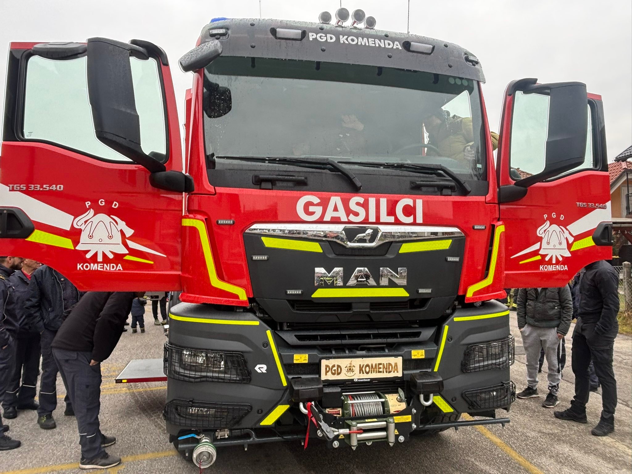 Gasilska - Danes predstavljamo Rosenbauerjevo vozilo na podvozju ...