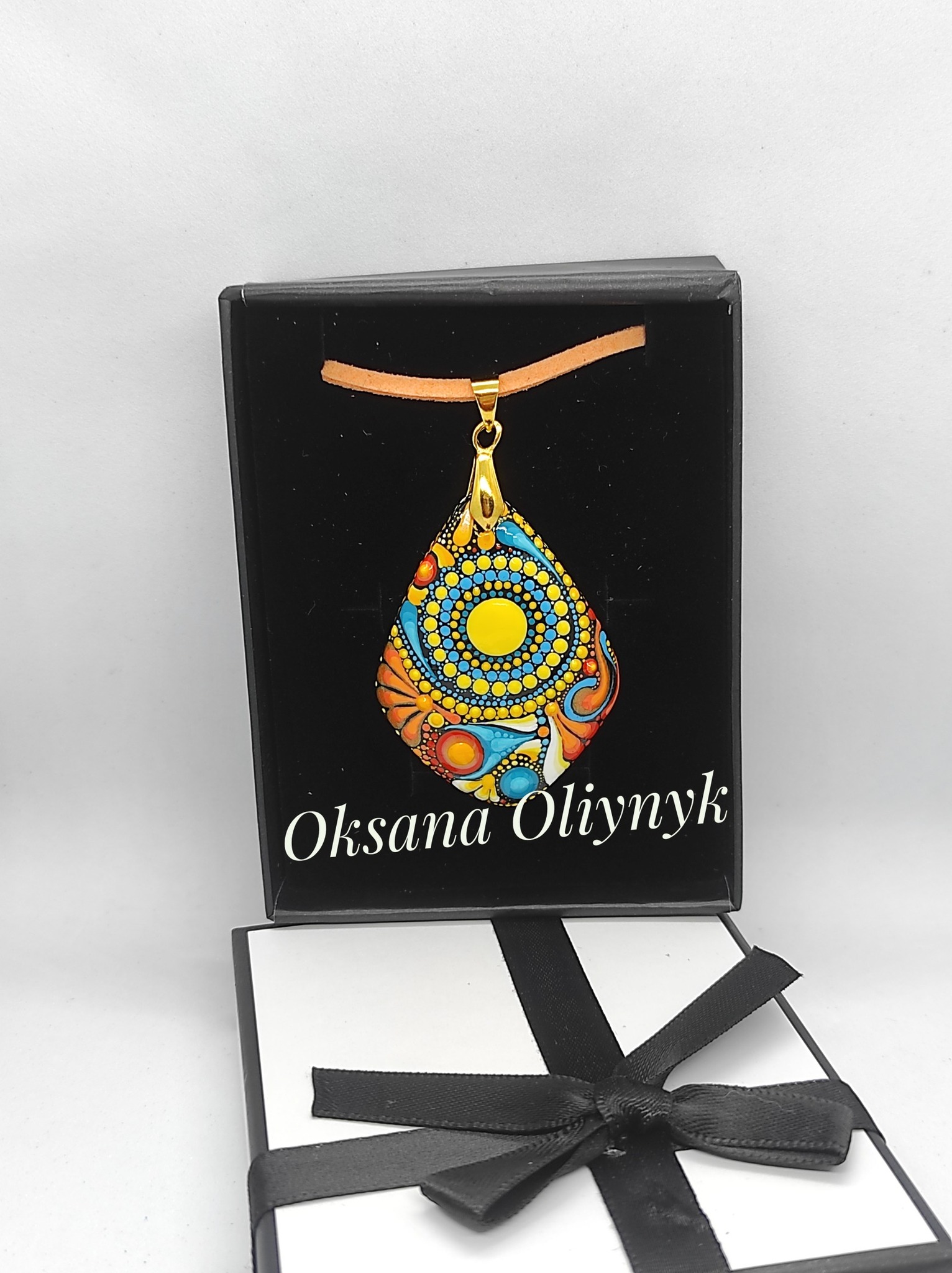 Hand-painted pendant necklace An explosion of color and vitality 