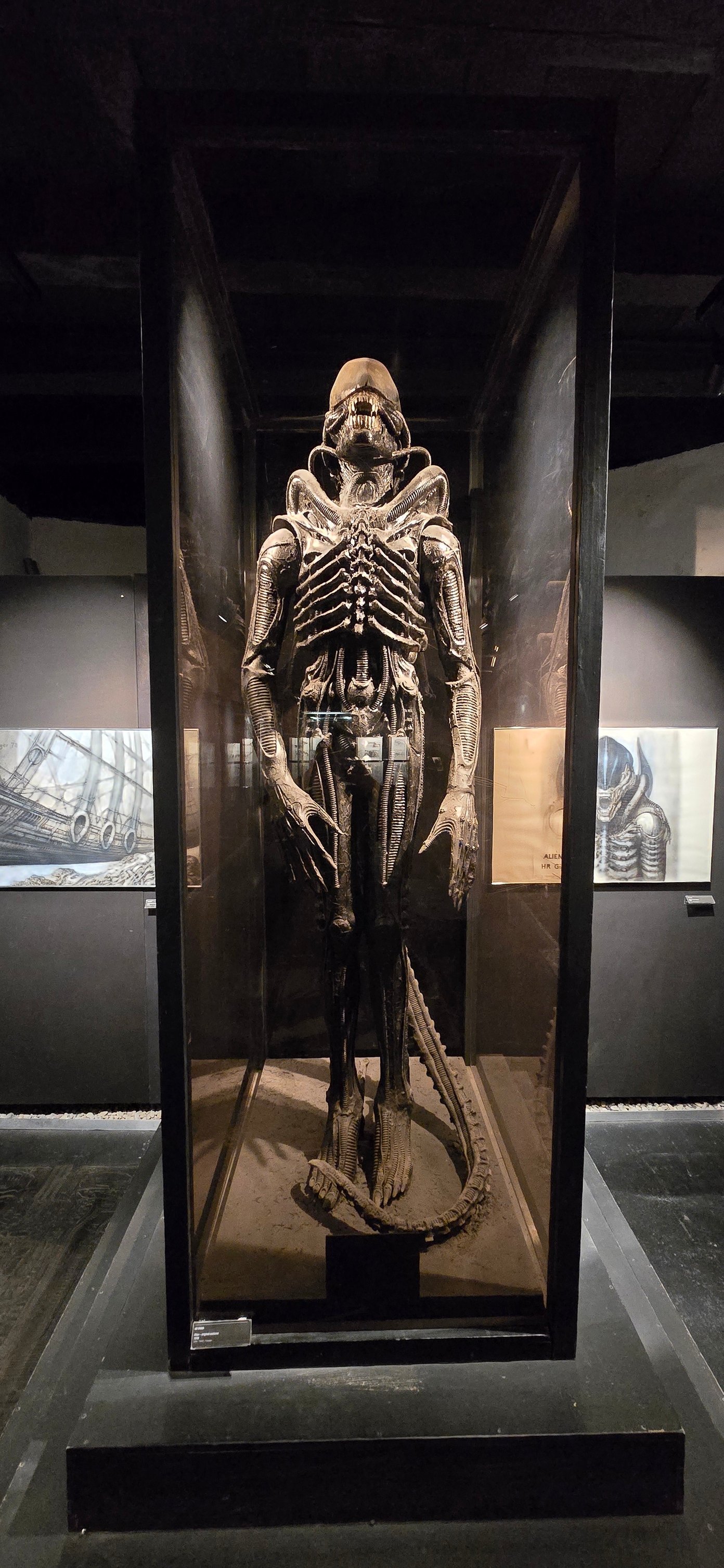 At the H.R. Giger bar in Japan back in 1990 🔥 From the archives