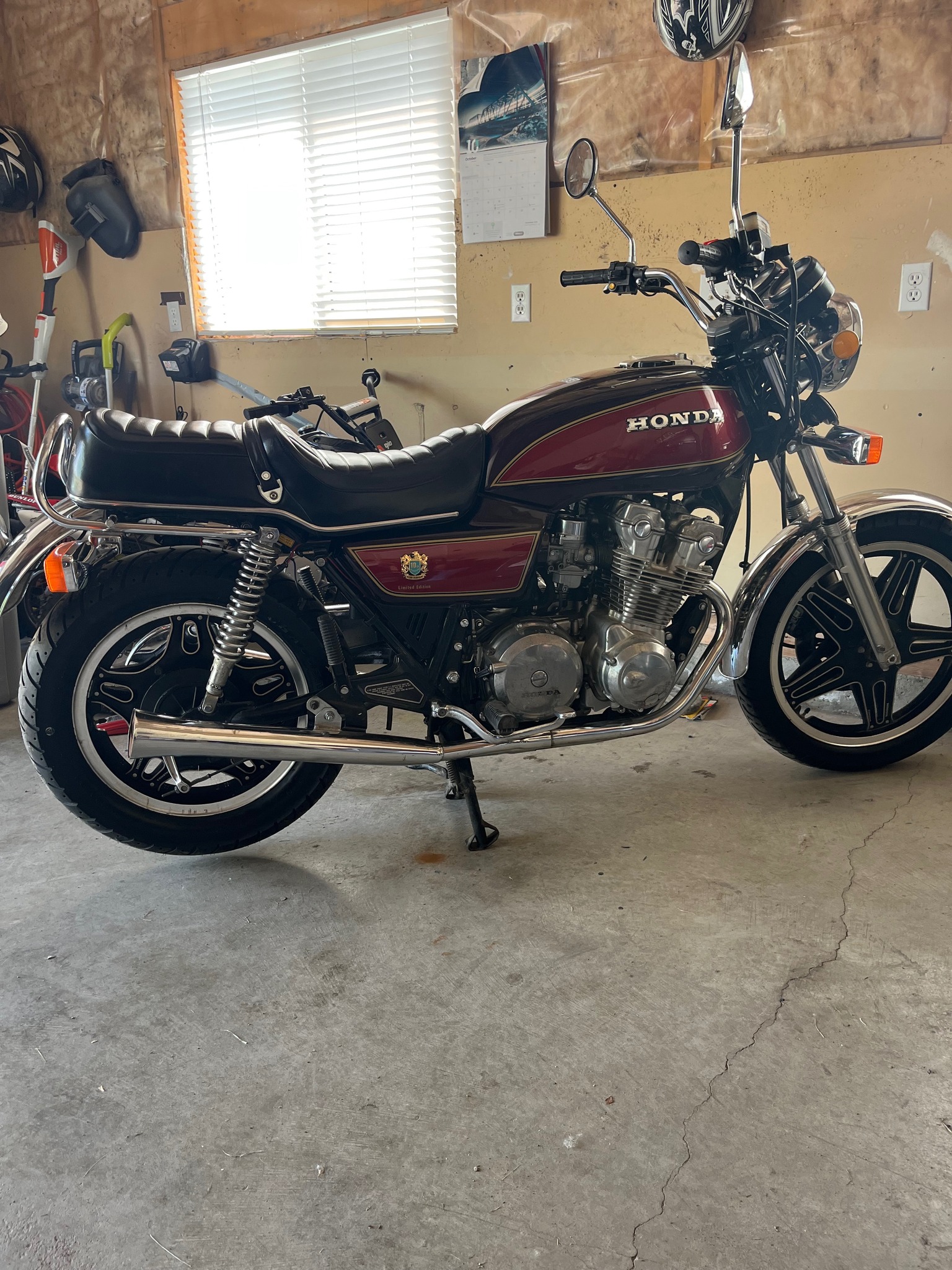 What is the headlight shell color and part number for 1979 CB 750 