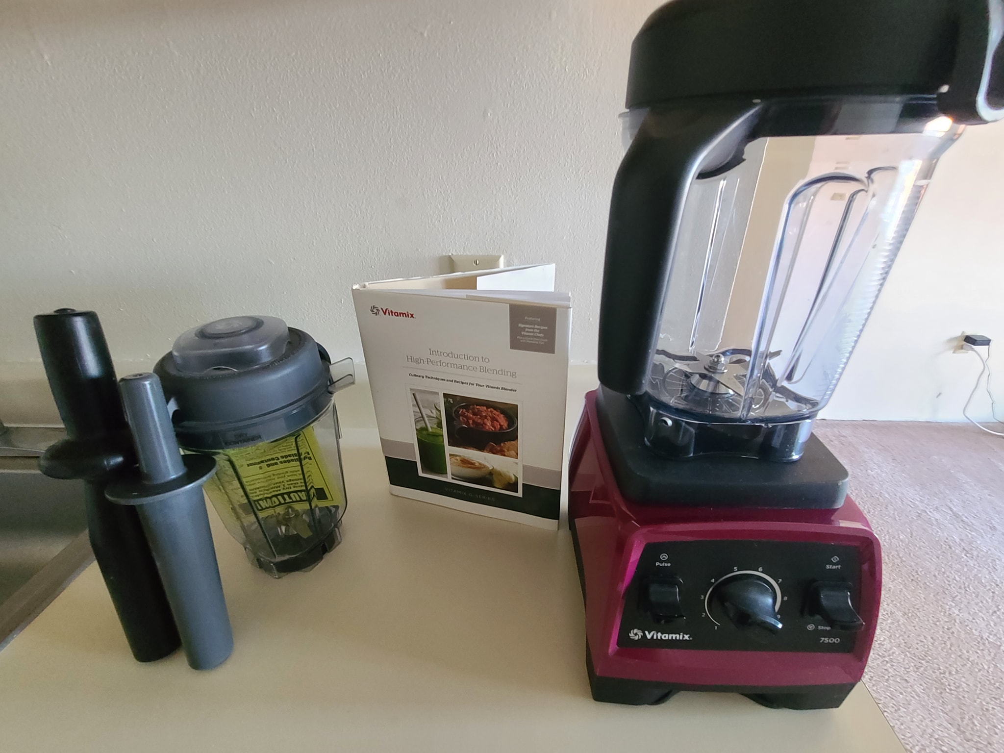 Vitamix Professional 750, Model VM0158A. Comes with 32 ounce dry