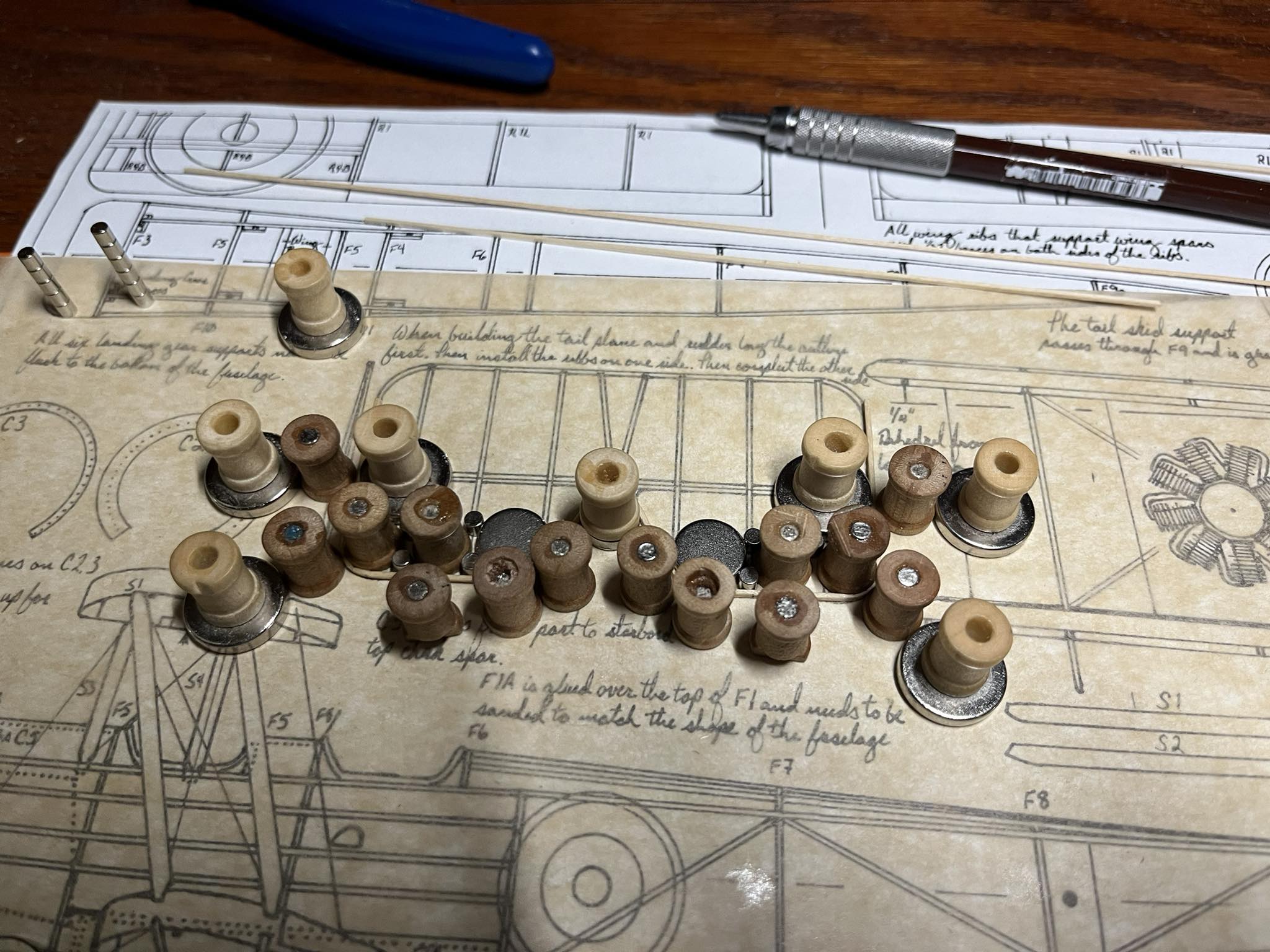 Magnetic building boards for model aircraft