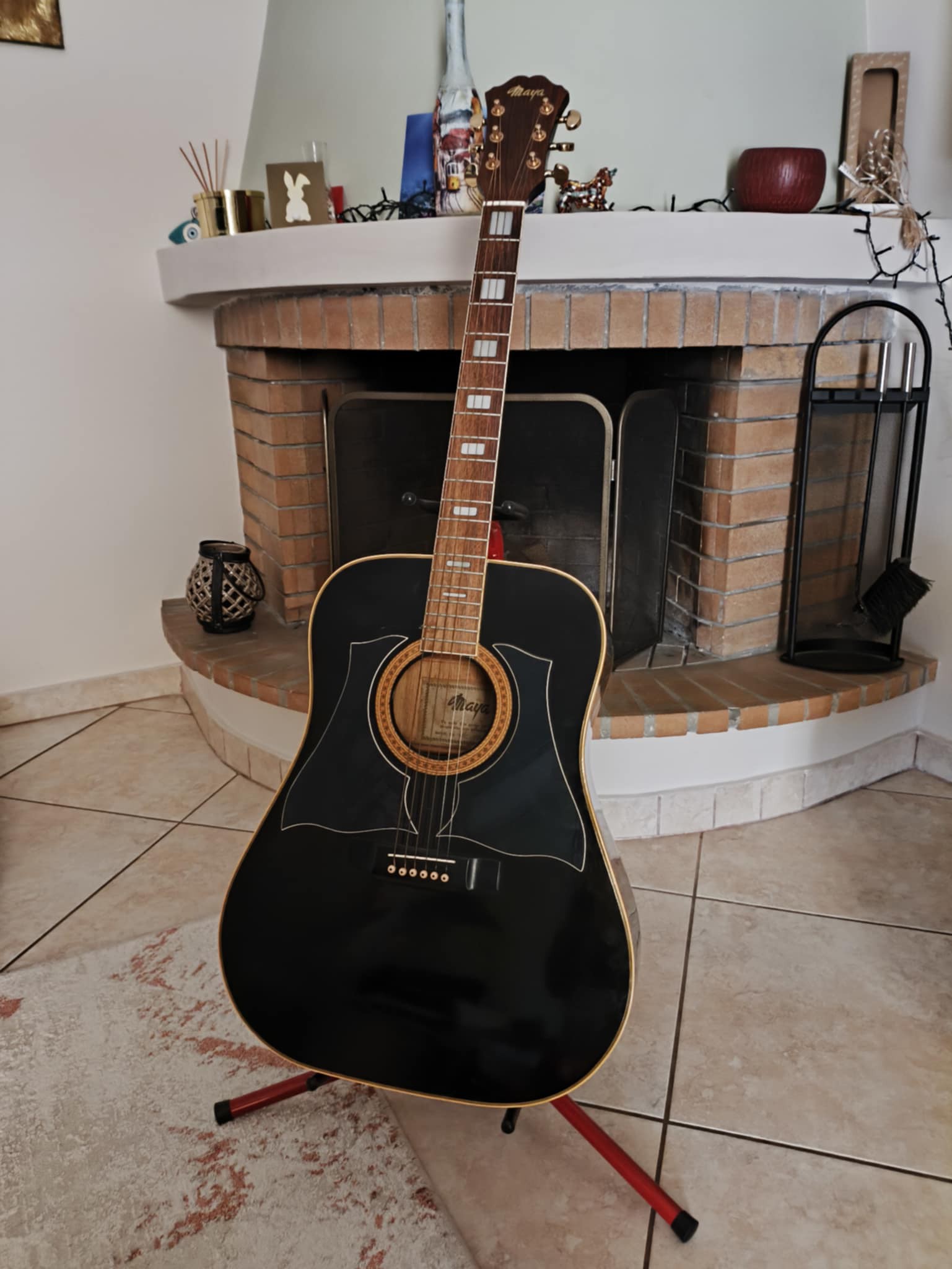 My Maya Me 85 with natural headstock. All pics I've seen of this